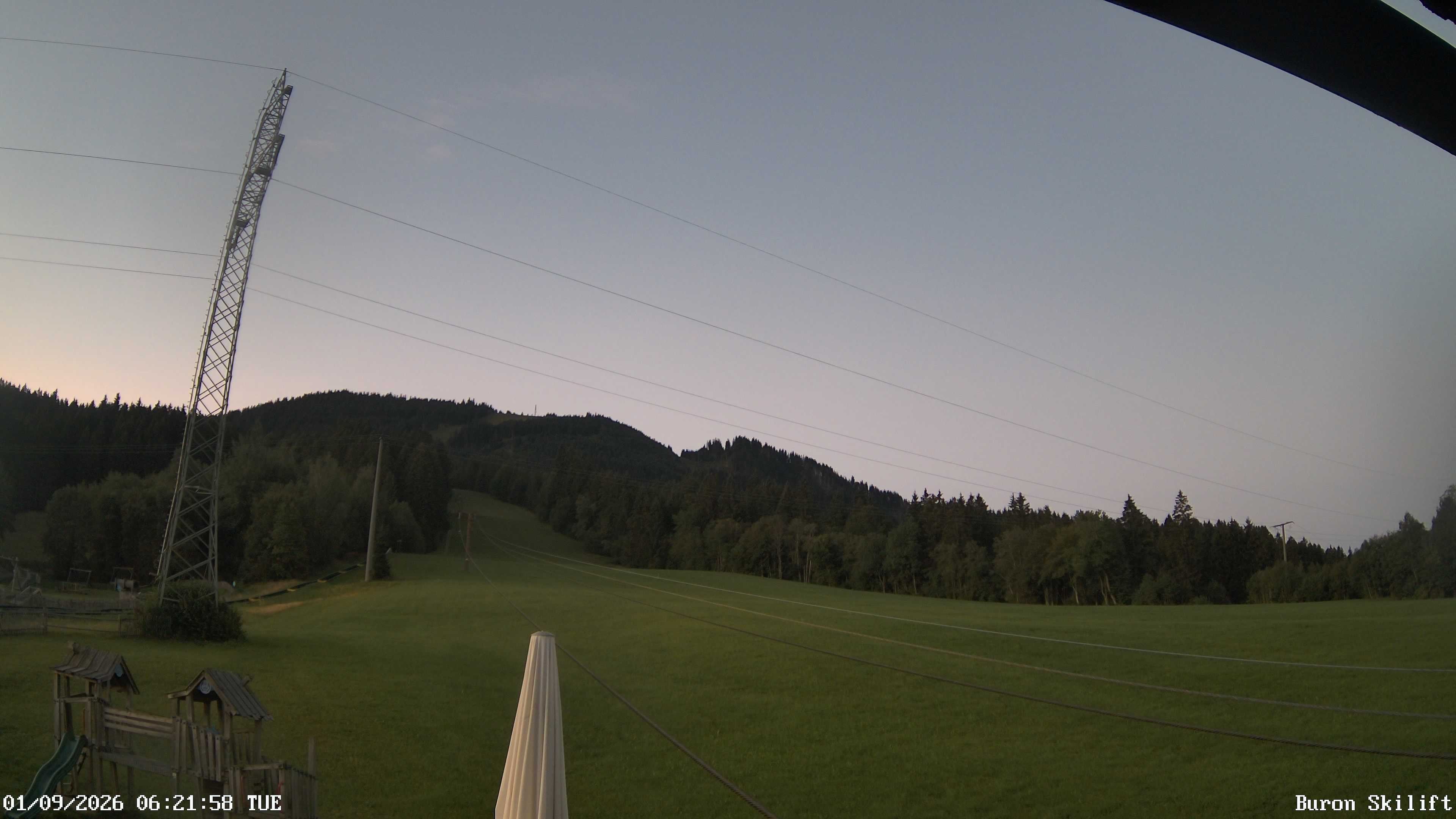 Archiv Foto Webcam Blick von der Talstation des Schlepplifts Buron auf den Lift und die Piste
