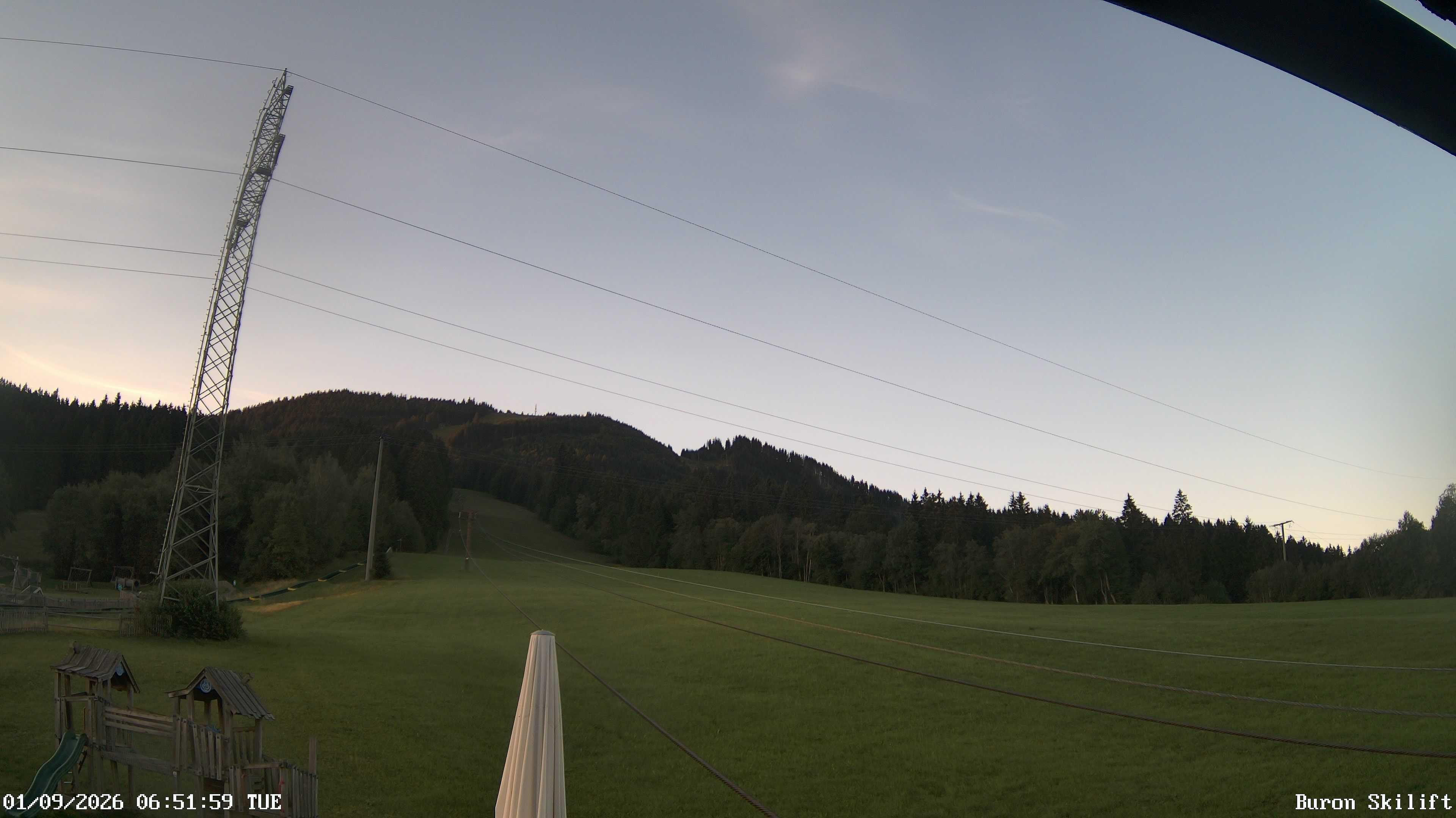 Archiv Foto Webcam Blick von der Talstation des Schlepplifts Buron auf den Lift und die Piste