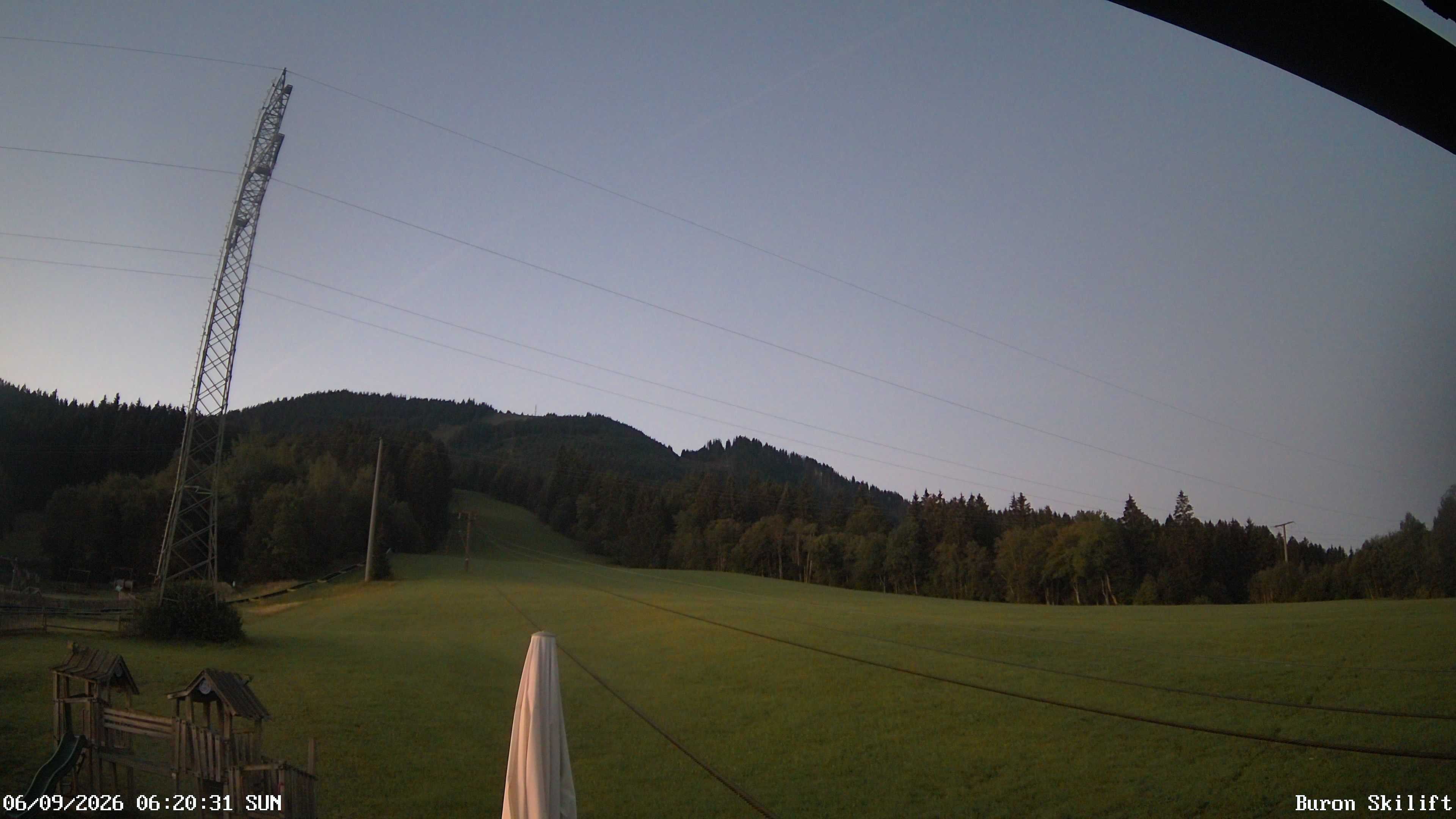 Archiv Foto Webcam Blick von der Talstation des Schlepplifts Buron auf den Lift und die Piste