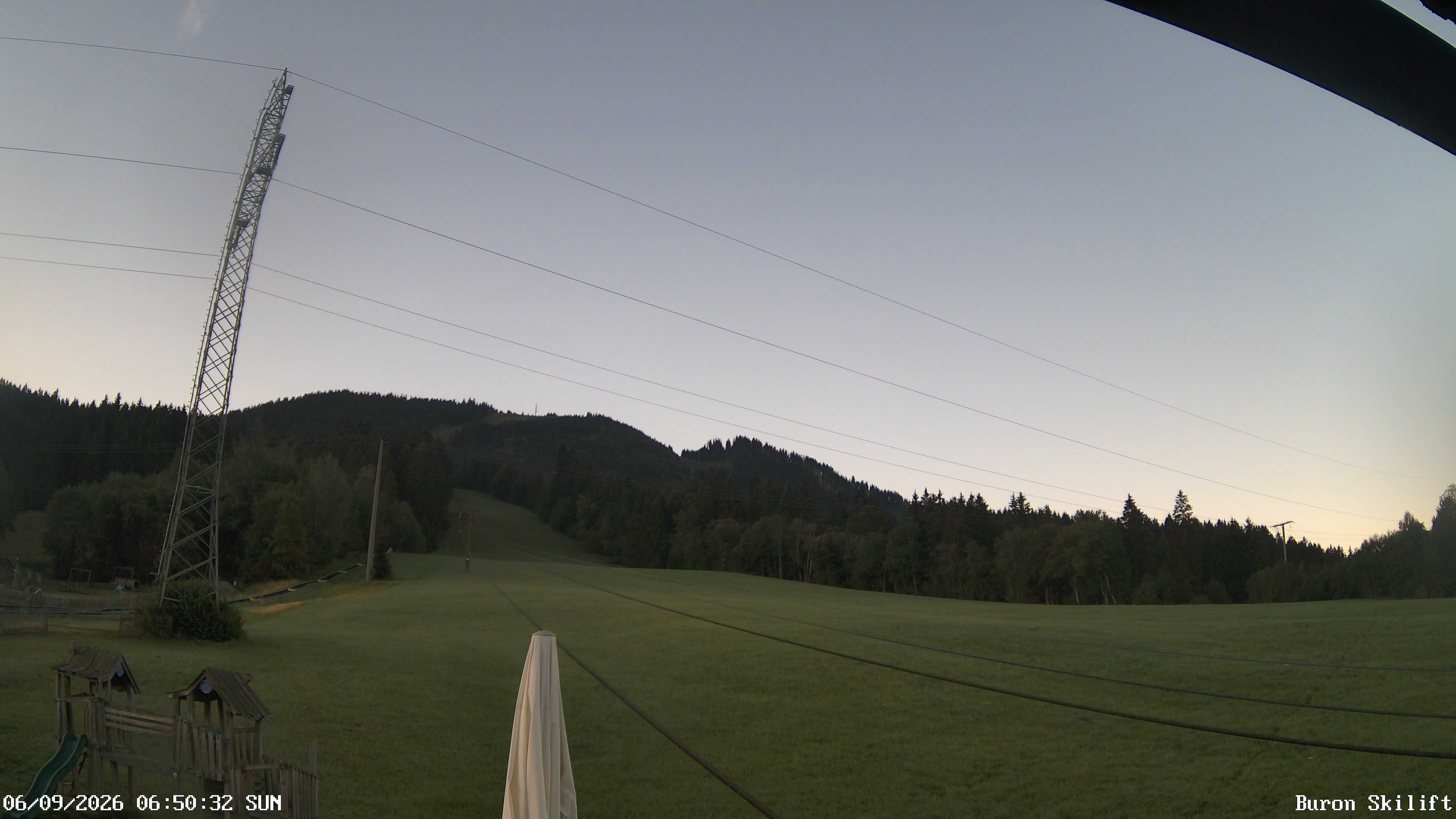 Archiv Foto Webcam Blick von der Talstation des Schlepplifts Buron auf den Lift und die Piste