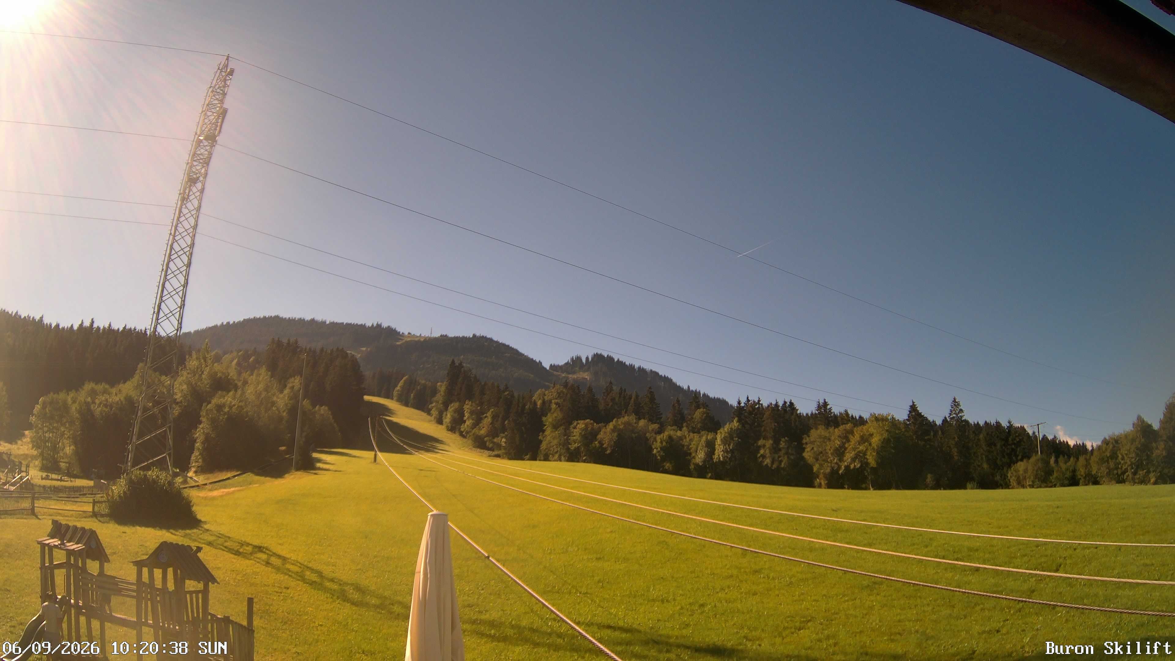 Archiv Foto Webcam Blick von der Talstation des Schlepplifts Buron auf den Lift und die Piste