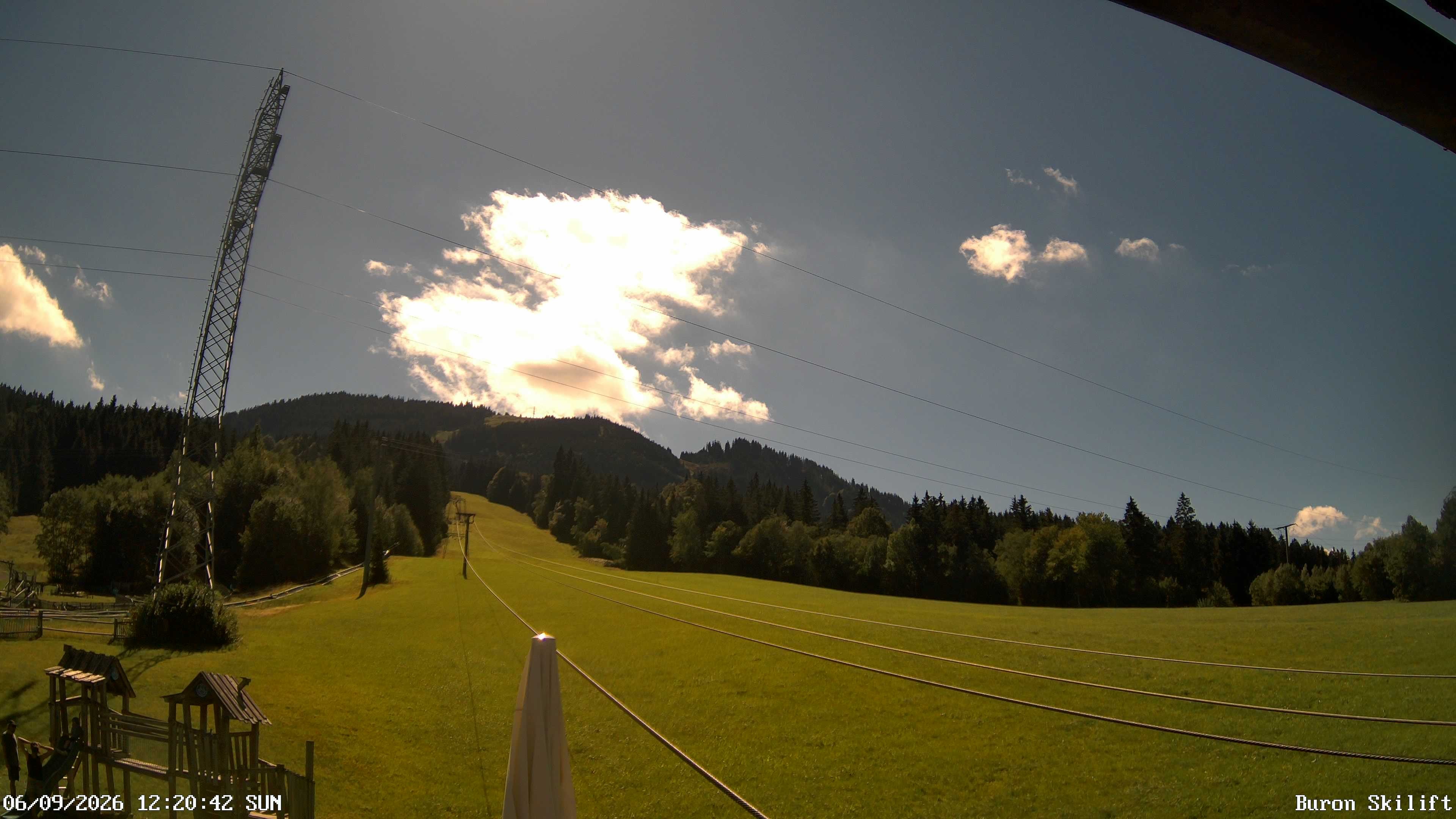 Archiv Foto Webcam Blick von der Talstation des Schlepplifts Buron auf den Lift und die Piste