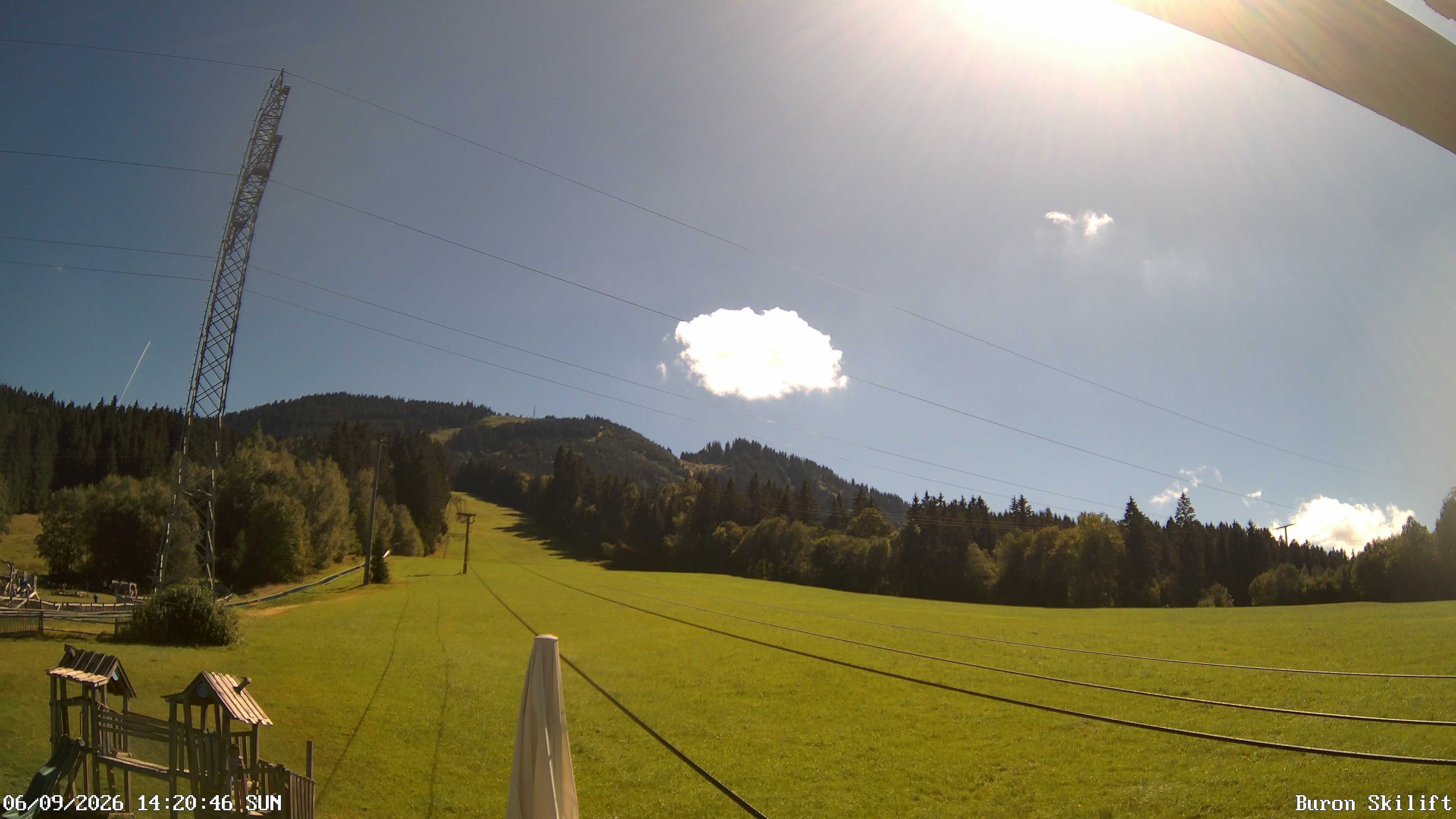 Archiv Foto Webcam Blick von der Talstation des Schlepplifts Buron auf den Lift und die Piste