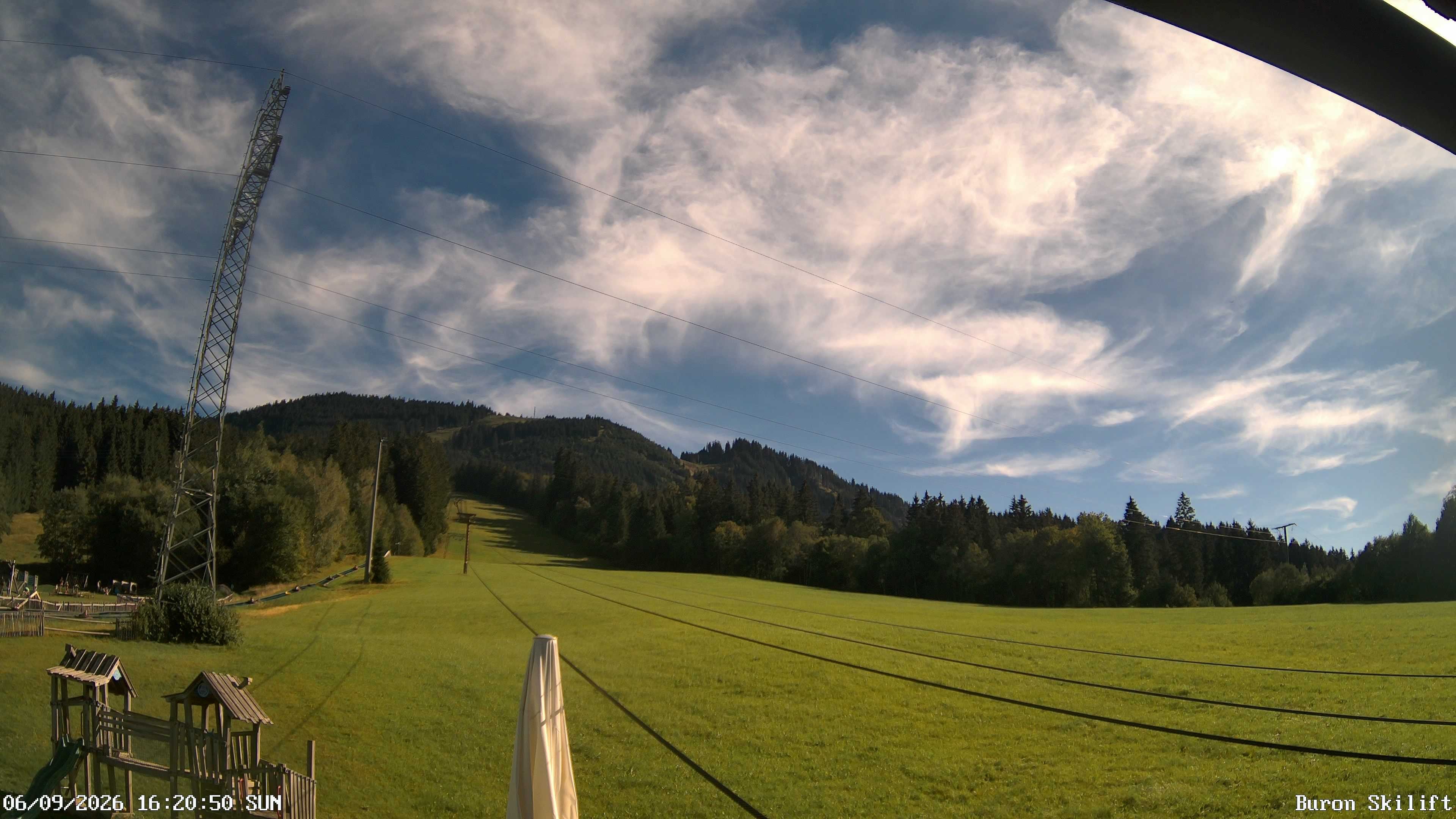 Archiv Foto Webcam Blick von der Talstation des Schlepplifts Buron auf den Lift und die Piste