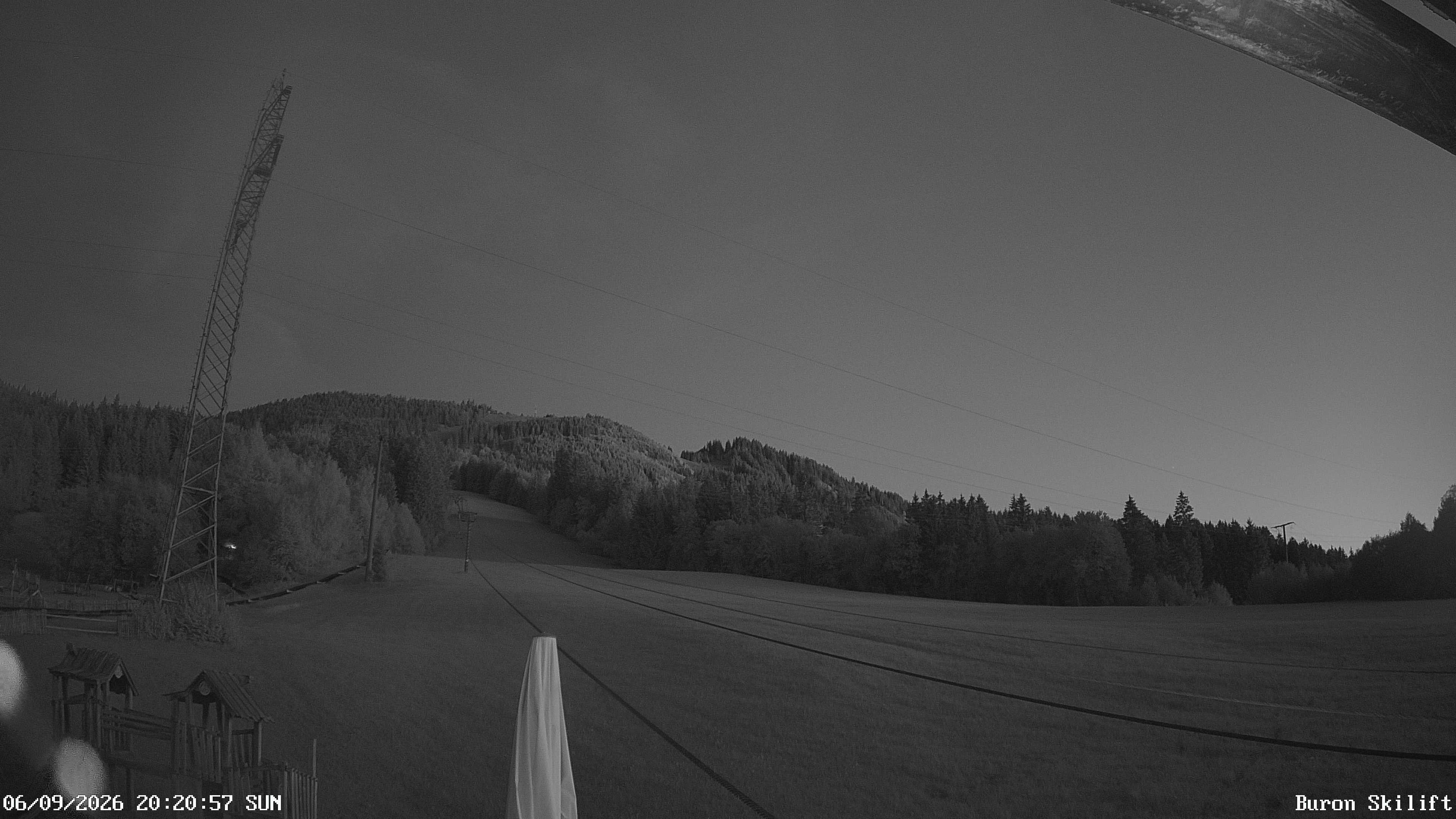 Archiv Foto Webcam Blick von der Talstation des Schlepplifts Buron auf den Lift und die Piste