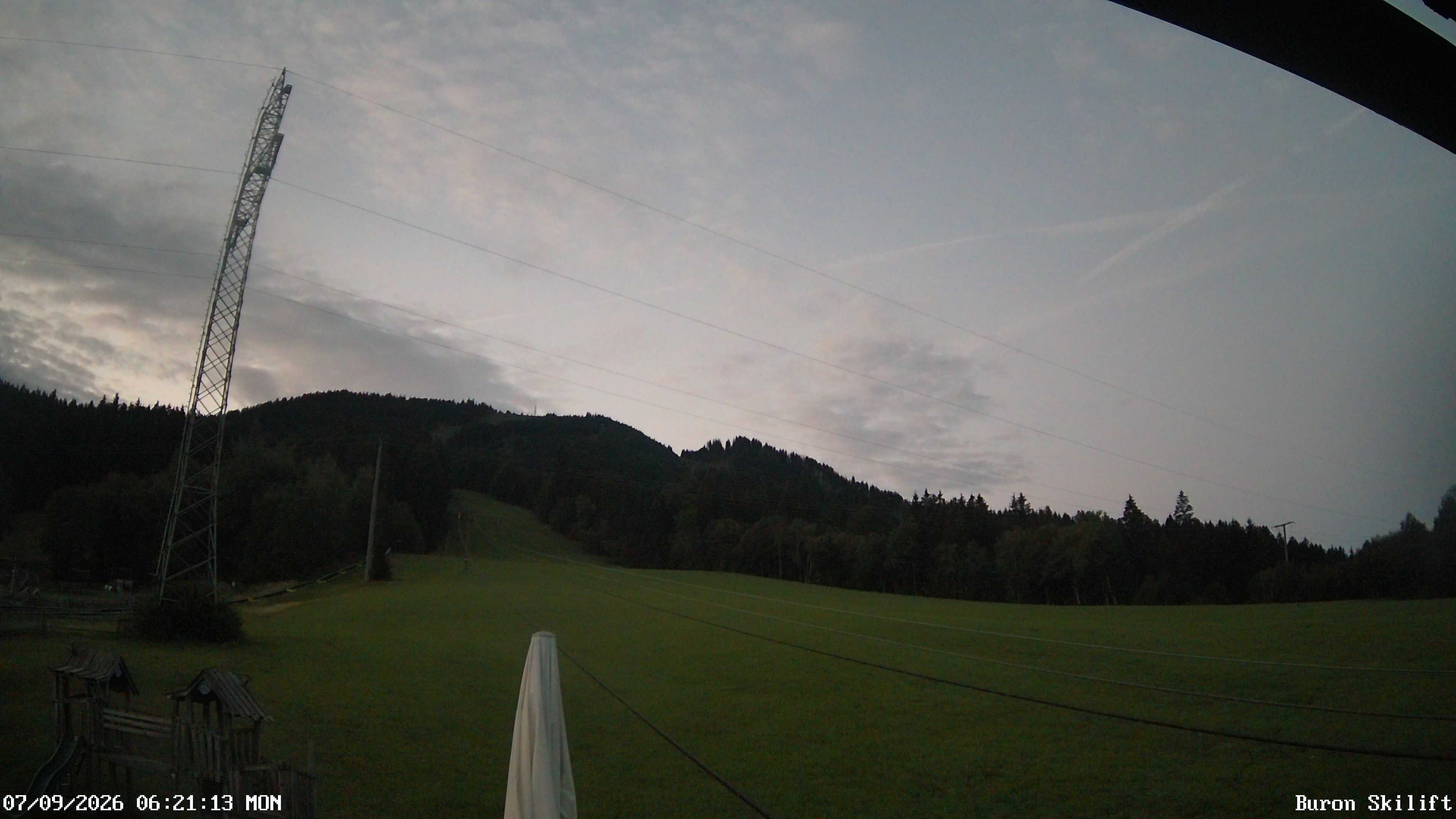Archiv Foto Webcam Blick von der Talstation des Schlepplifts Buron auf den Lift und die Piste