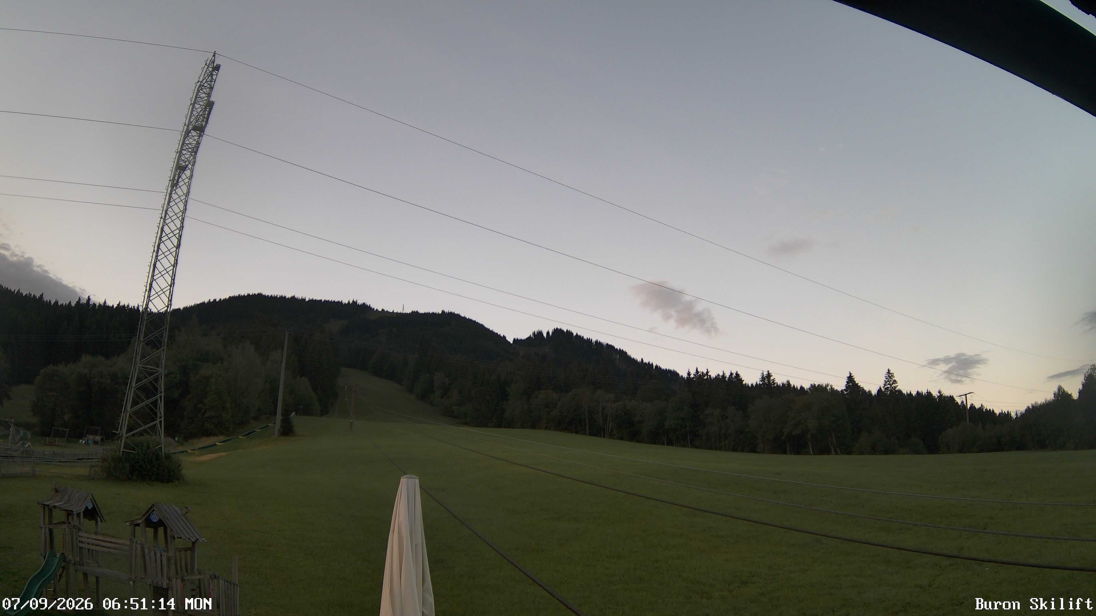 Archiv Foto Webcam Blick von der Talstation des Schlepplifts Buron auf den Lift und die Piste
