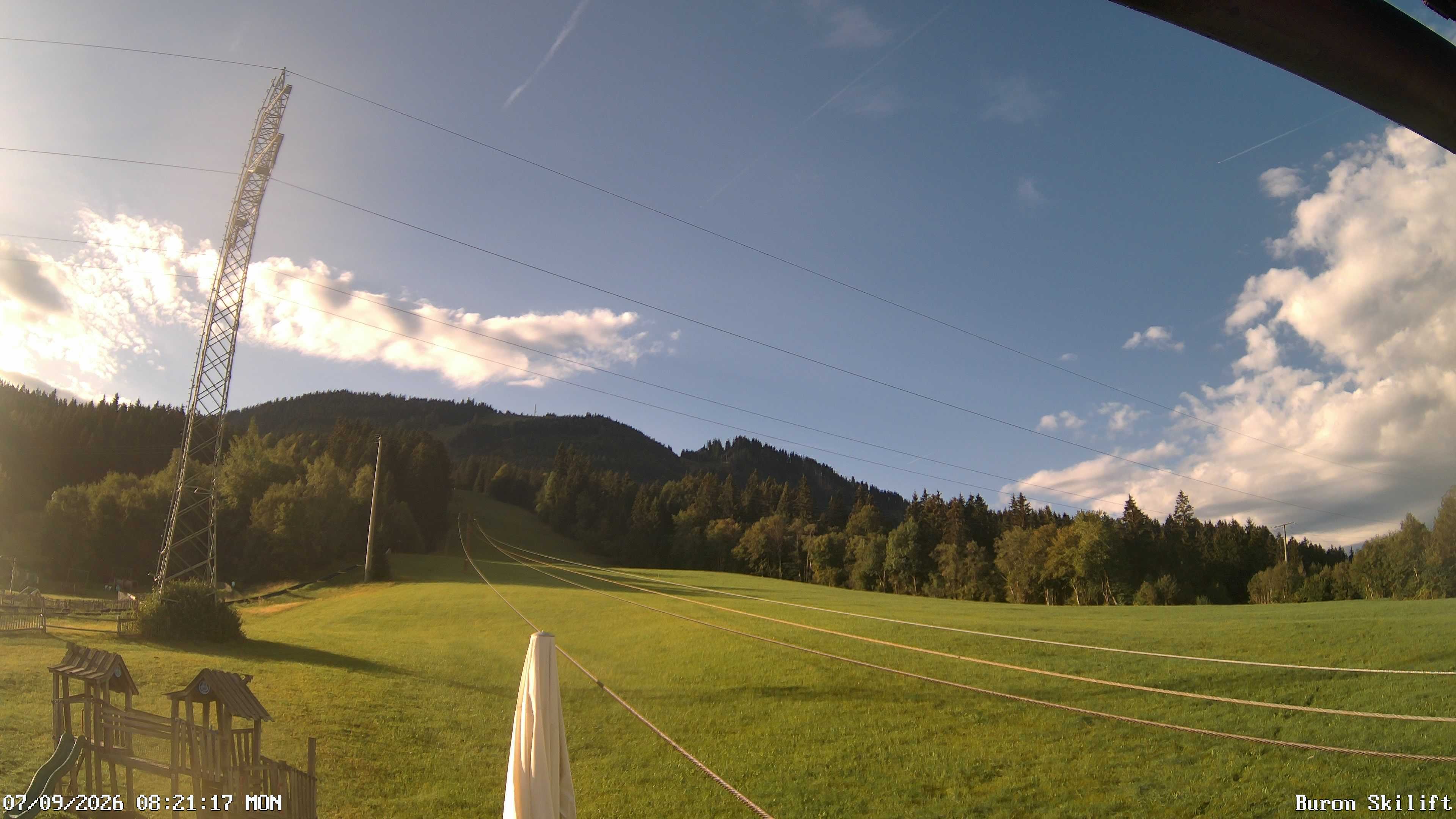 Archiv Foto Webcam Blick von der Talstation des Schlepplifts Buron auf den Lift und die Piste