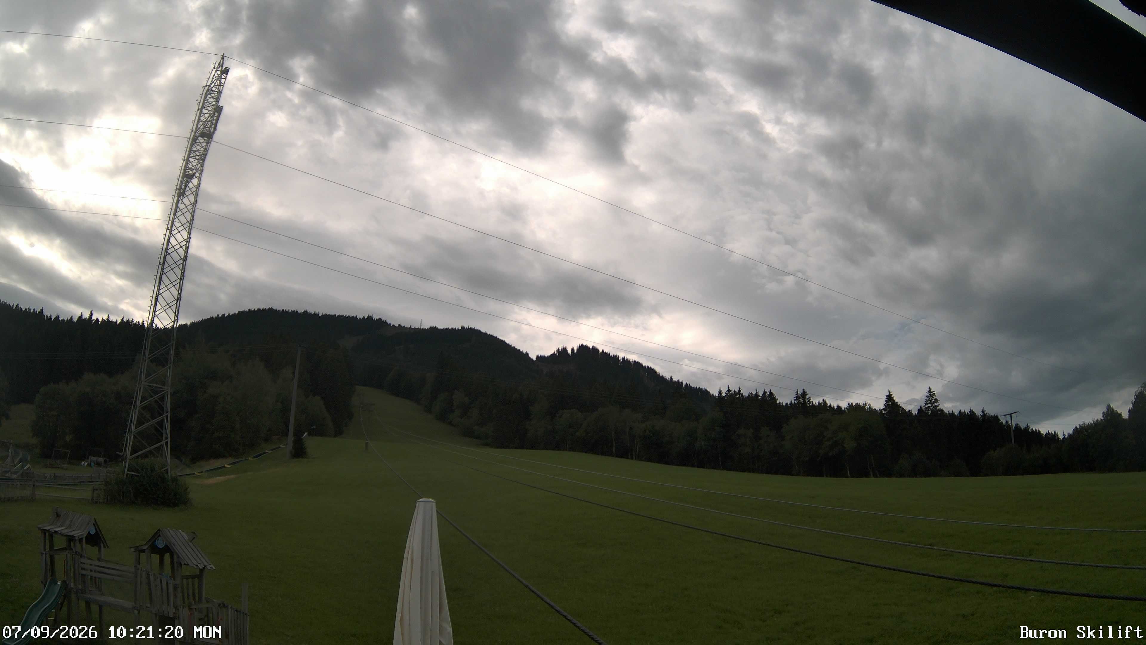 Archiv Foto Webcam Blick von der Talstation des Schlepplifts Buron auf den Lift und die Piste