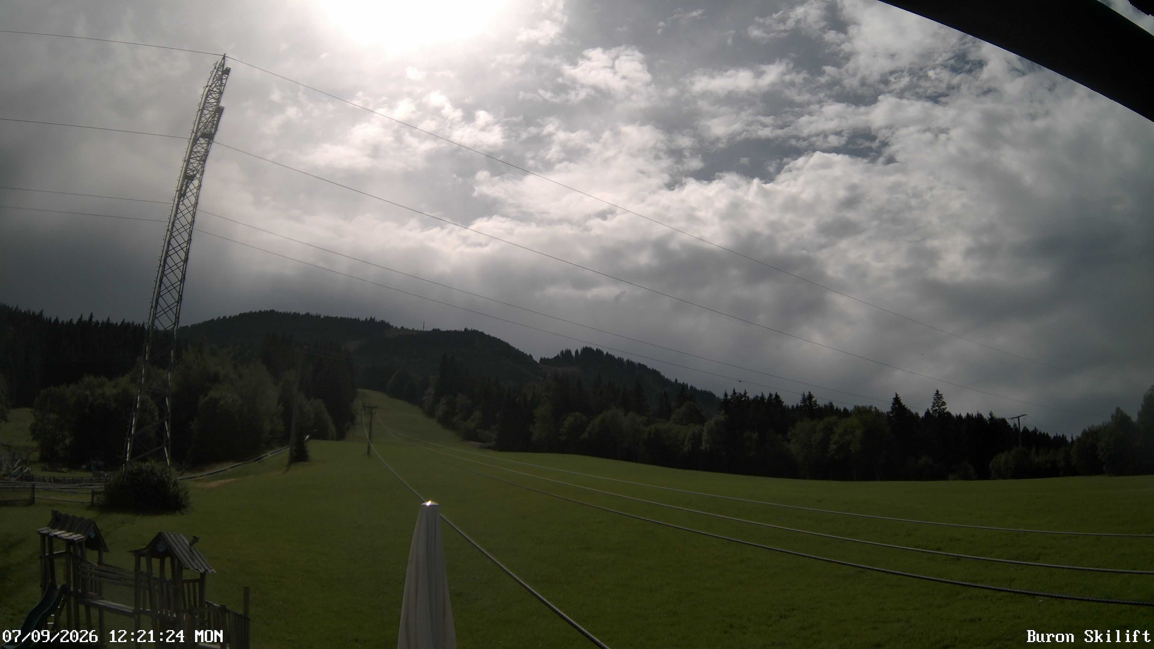 Archiv Foto Webcam Blick von der Talstation des Schlepplifts Buron auf den Lift und die Piste