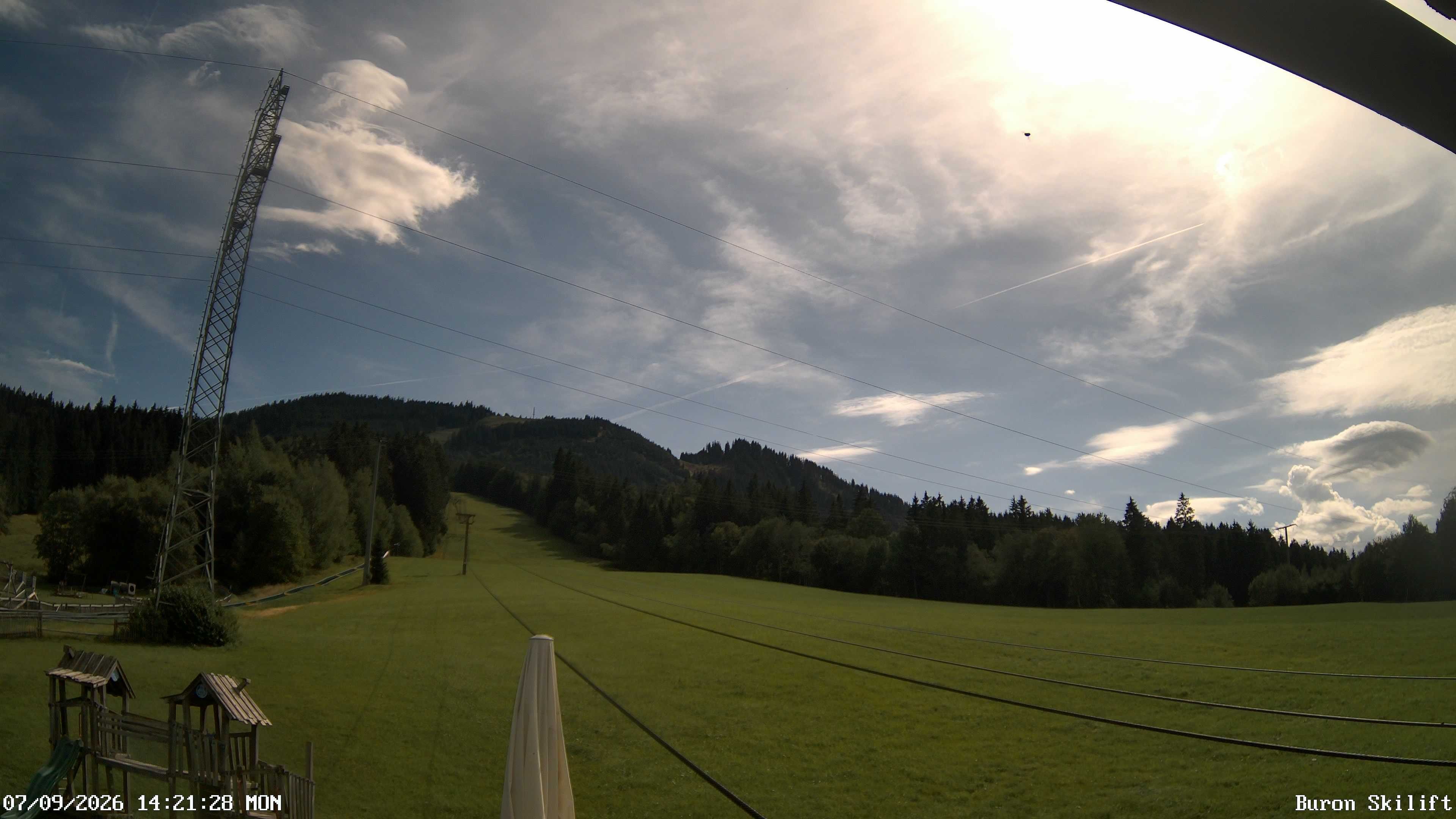 Archiv Foto Webcam Blick von der Talstation des Schlepplifts Buron auf den Lift und die Piste