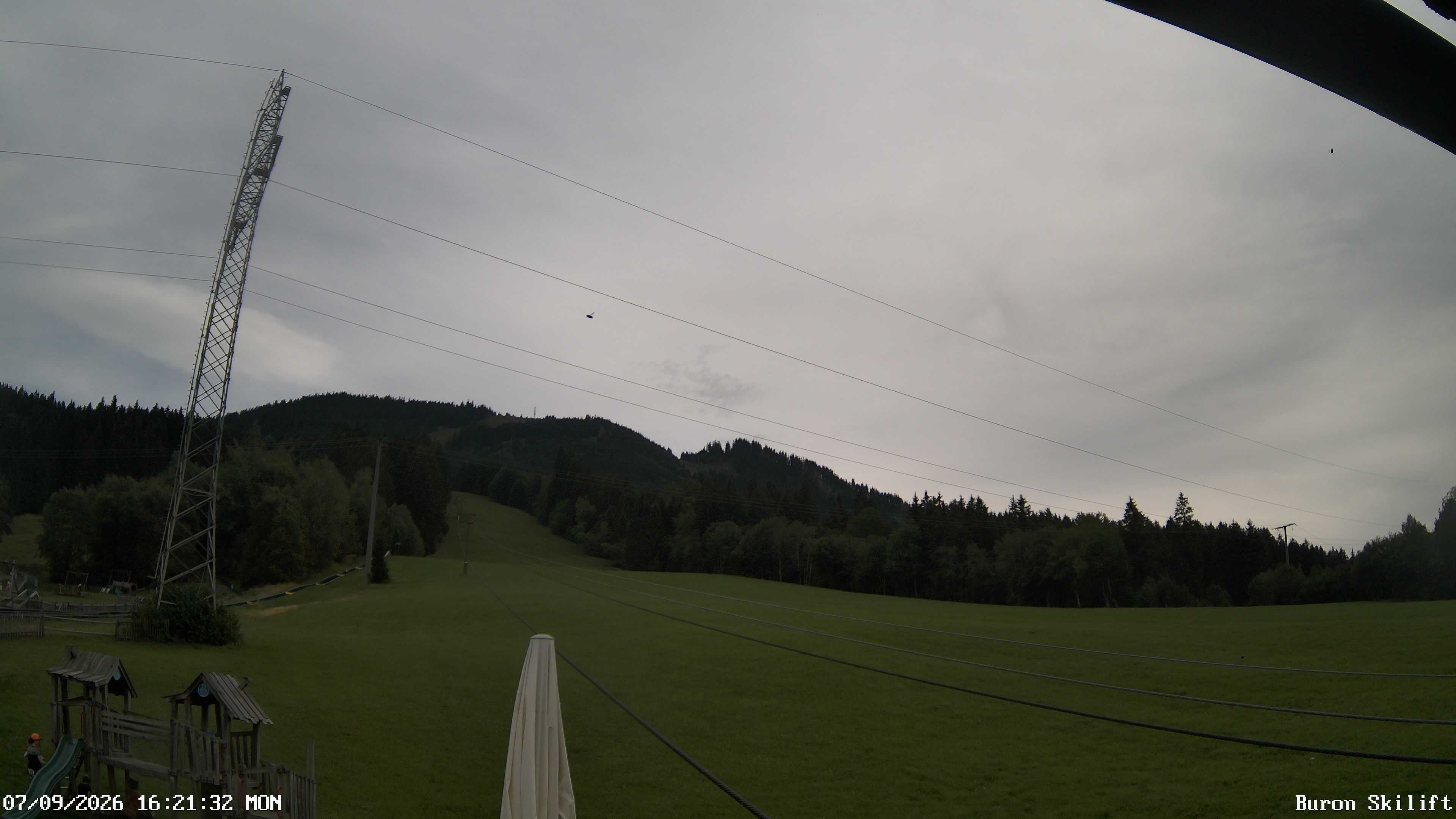 Archiv Foto Webcam Blick von der Talstation des Schlepplifts Buron auf den Lift und die Piste