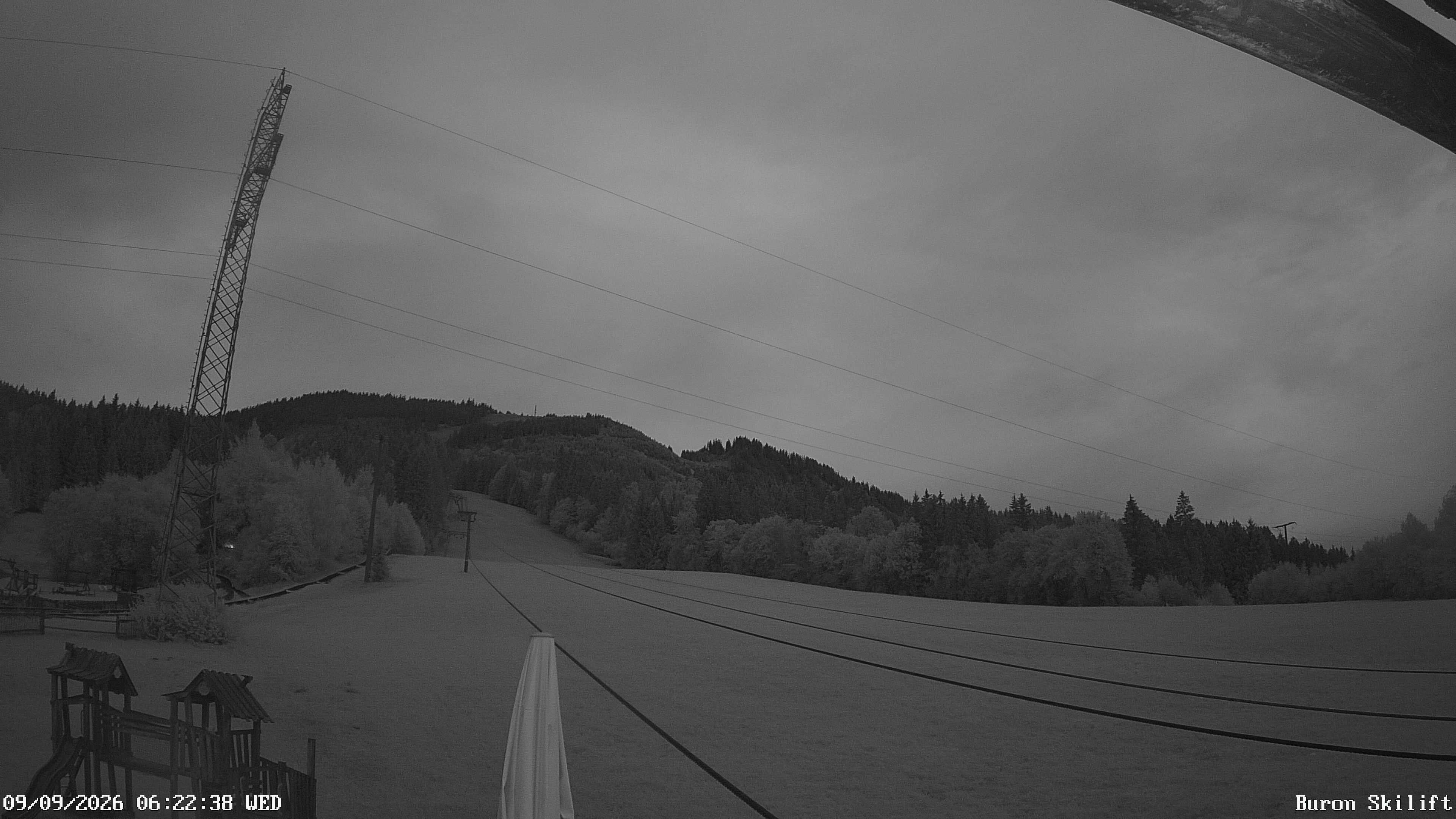 Archiv Foto Webcam Blick von der Talstation des Schlepplifts Buron auf den Lift und die Piste