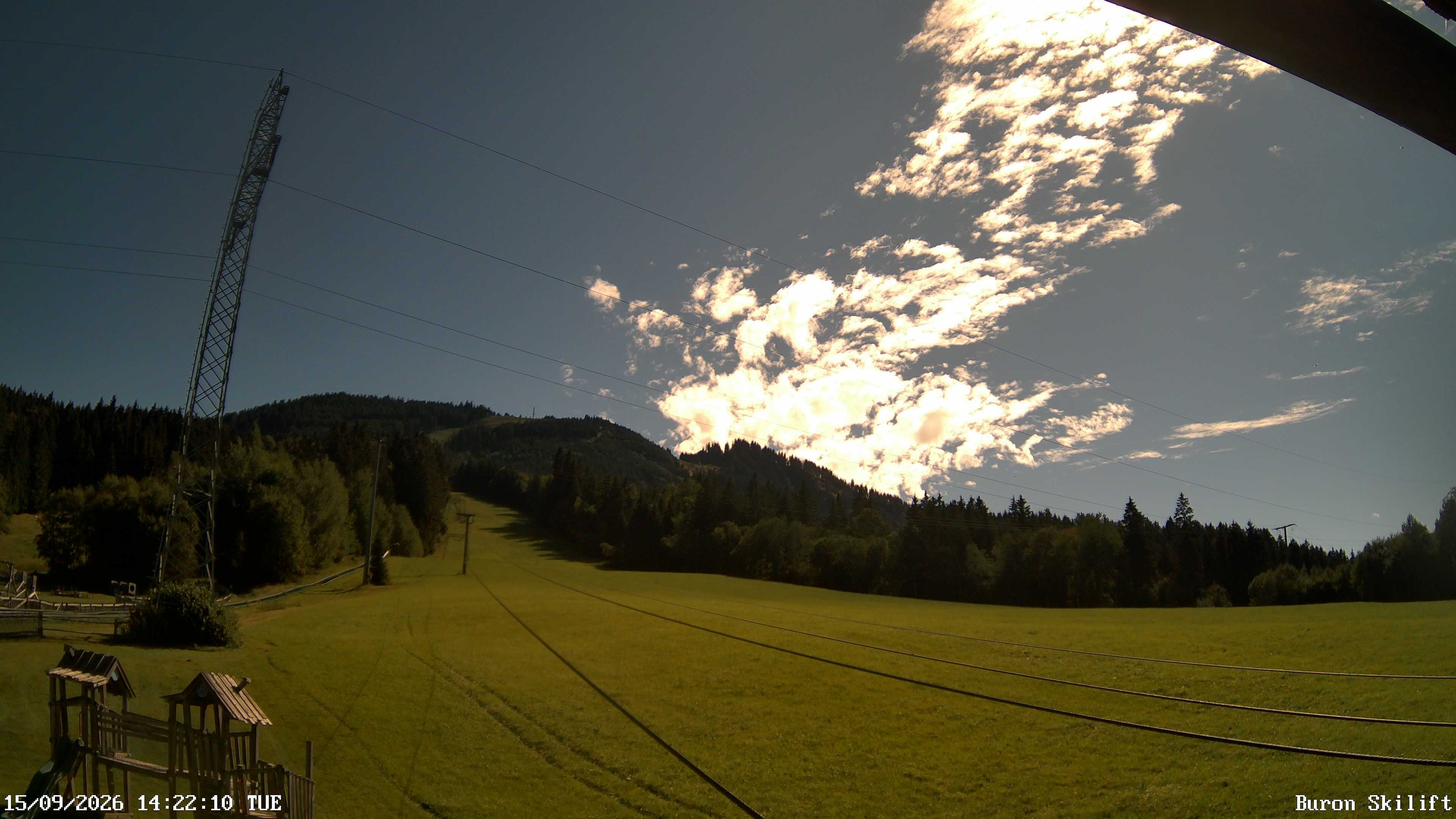 Archiv Foto Webcam Blick von der Talstation des Schlepplifts Buron auf den Lift und die Piste