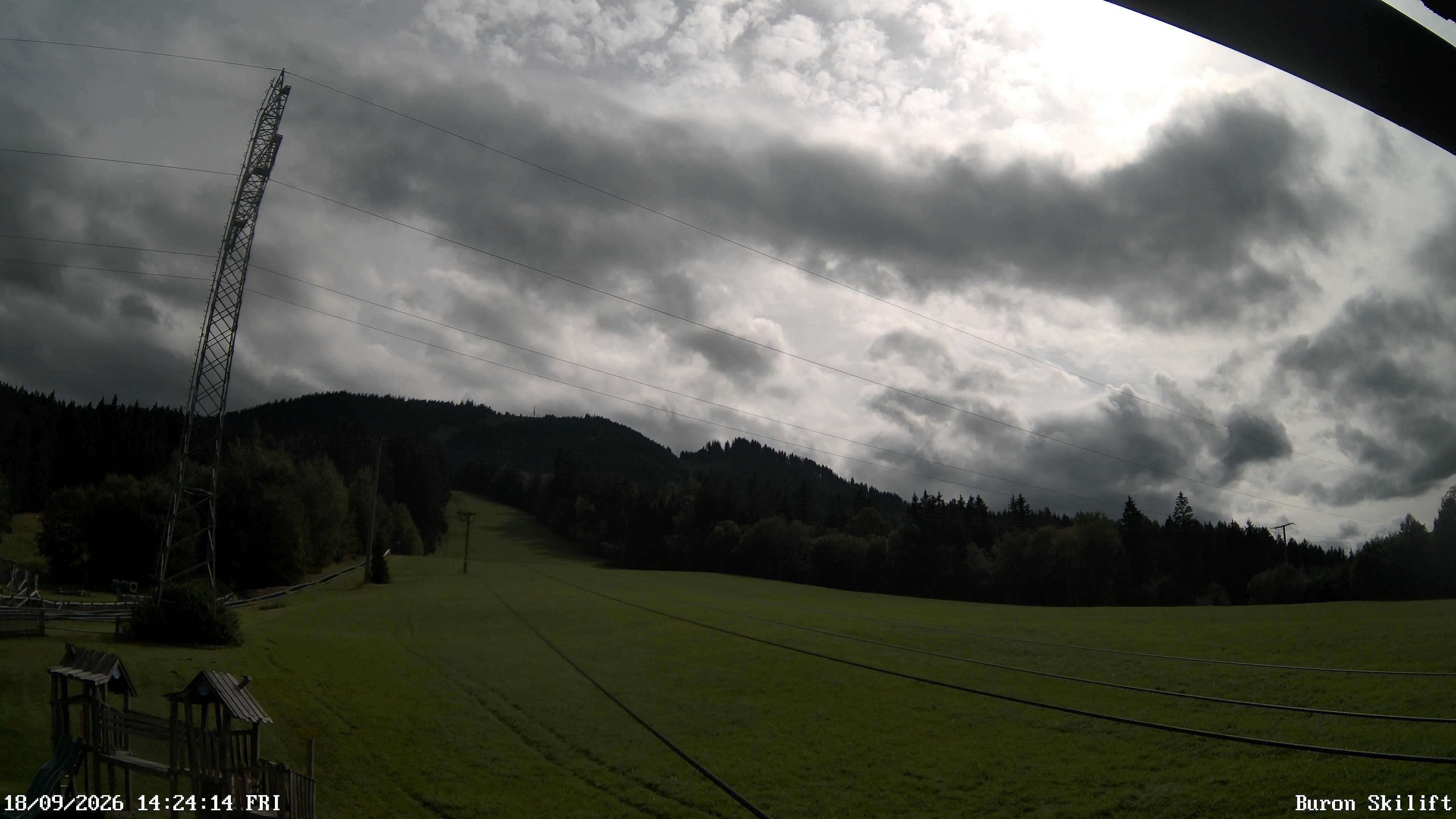 Archiv Foto Webcam Blick von der Talstation des Schlepplifts Buron auf den Lift und die Piste