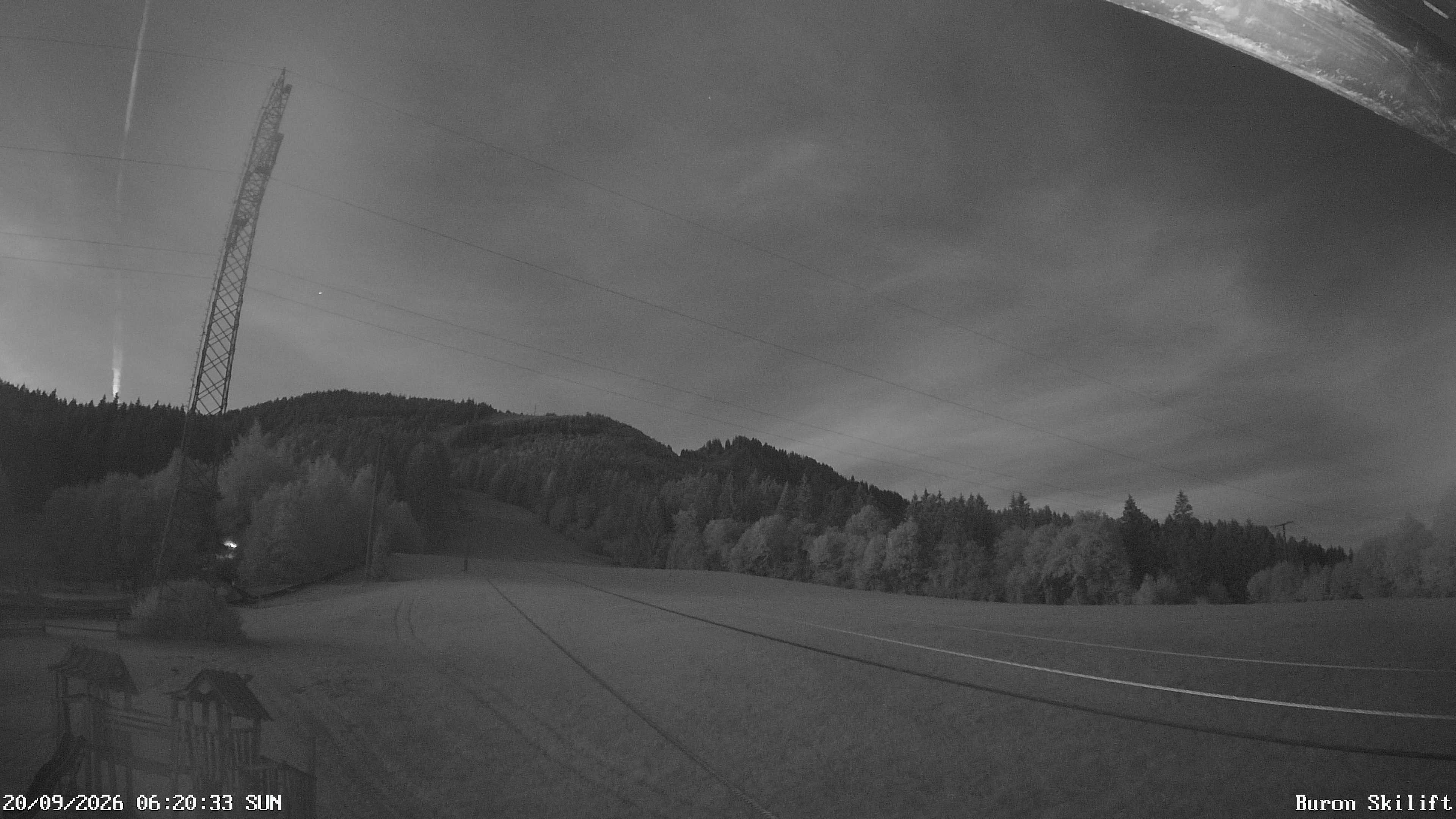 Archiv Foto Webcam Blick von der Talstation des Schlepplifts Buron auf den Lift und die Piste