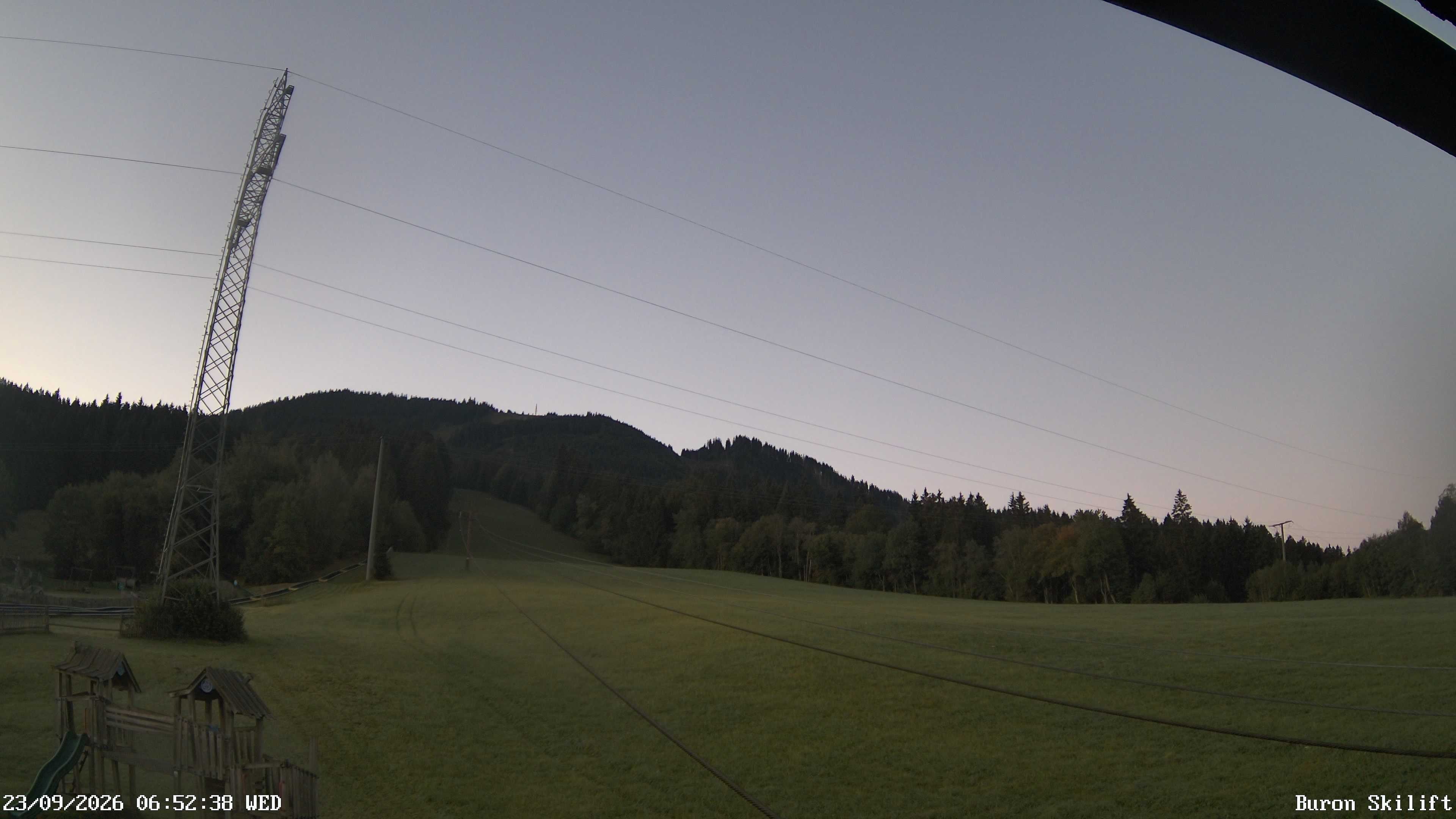 Archiv Foto Webcam Blick von der Talstation des Schlepplifts Buron auf den Lift und die Piste
