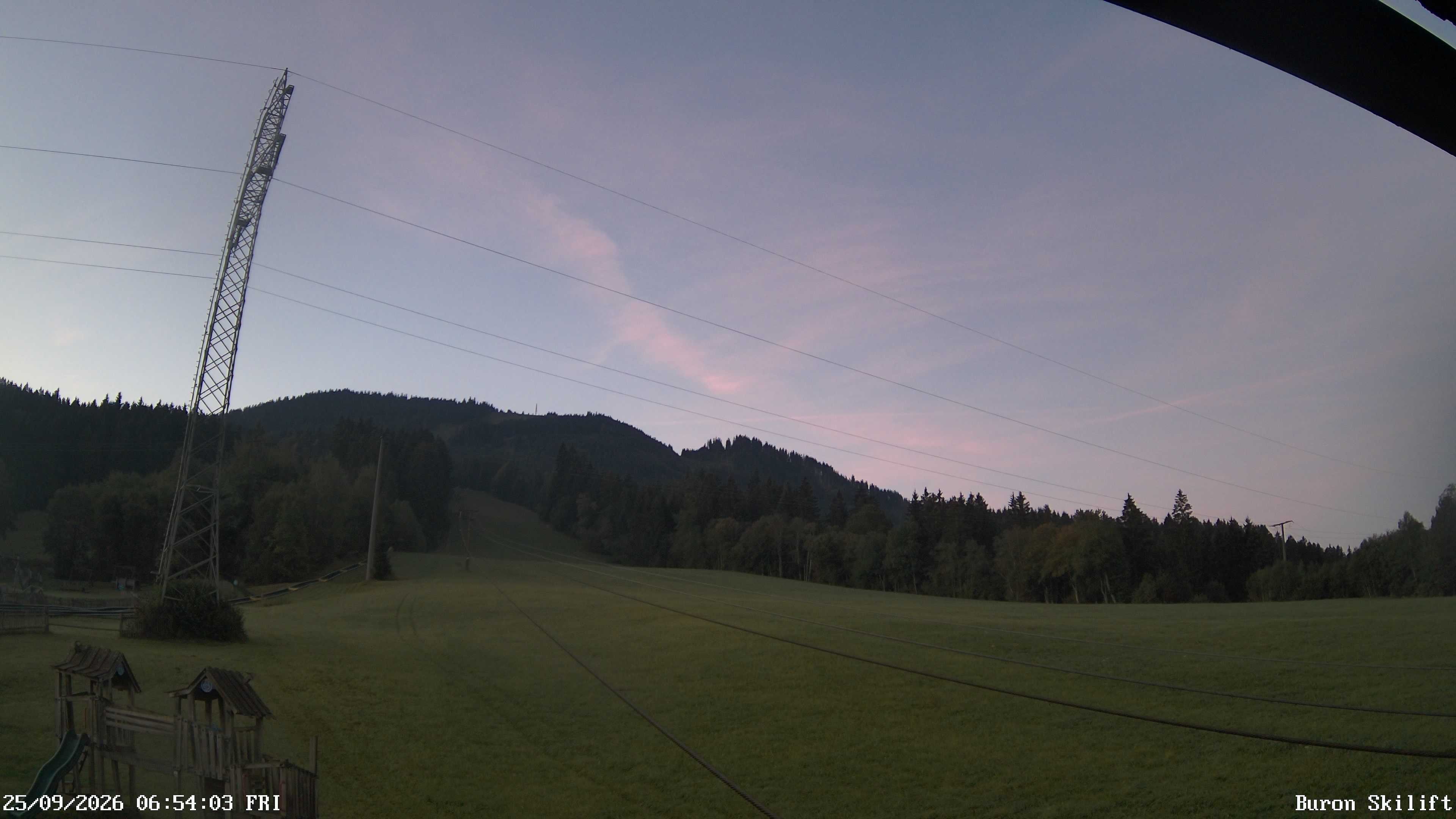 Archiv Foto Webcam Blick von der Talstation des Schlepplifts Buron auf den Lift und die Piste