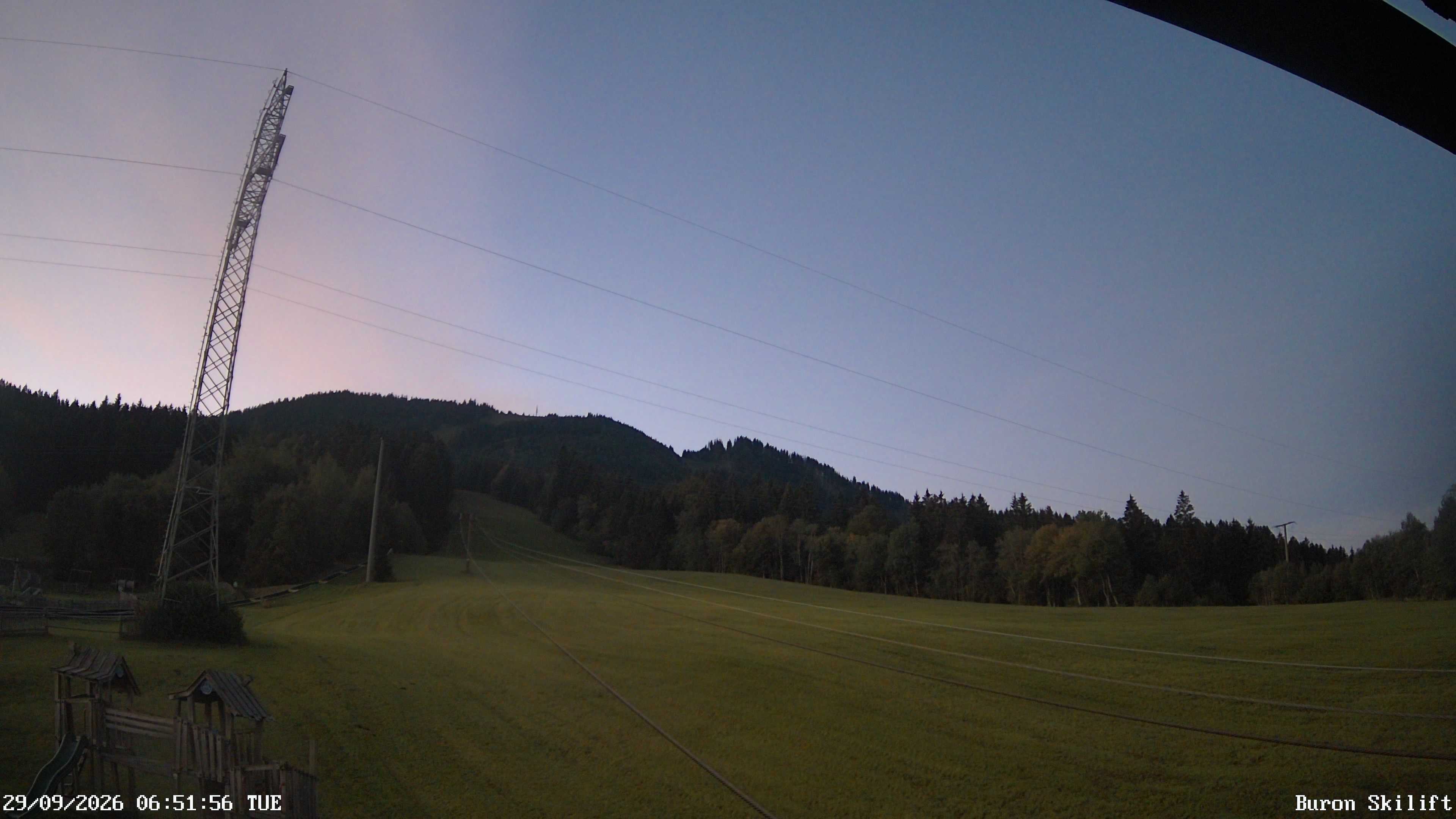 Archiv Foto Webcam Blick von der Talstation des Schlepplifts Buron auf den Lift und die Piste