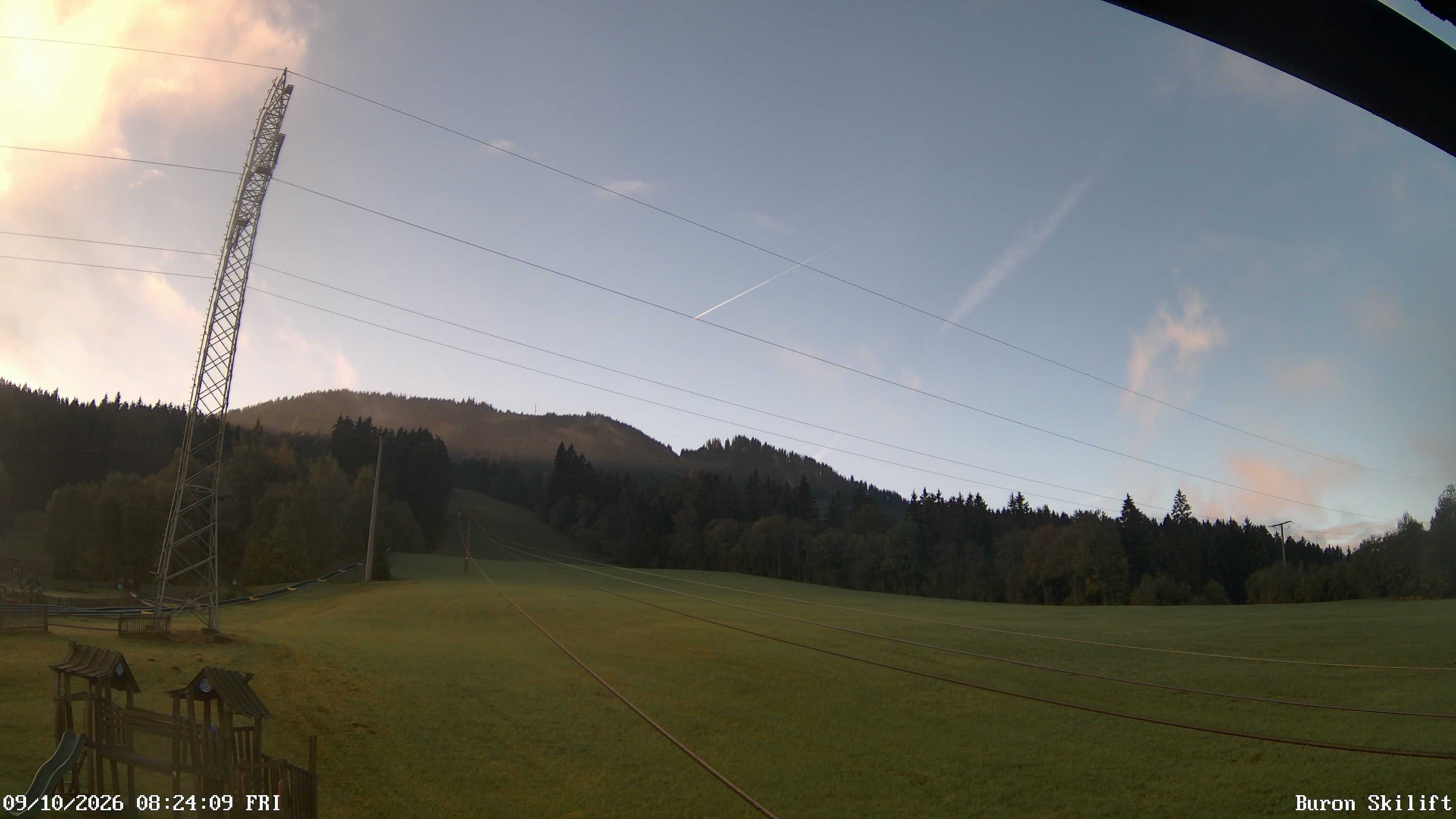 Archiv Foto Webcam Blick von der Talstation des Schlepplifts Buron auf den Lift und die Piste