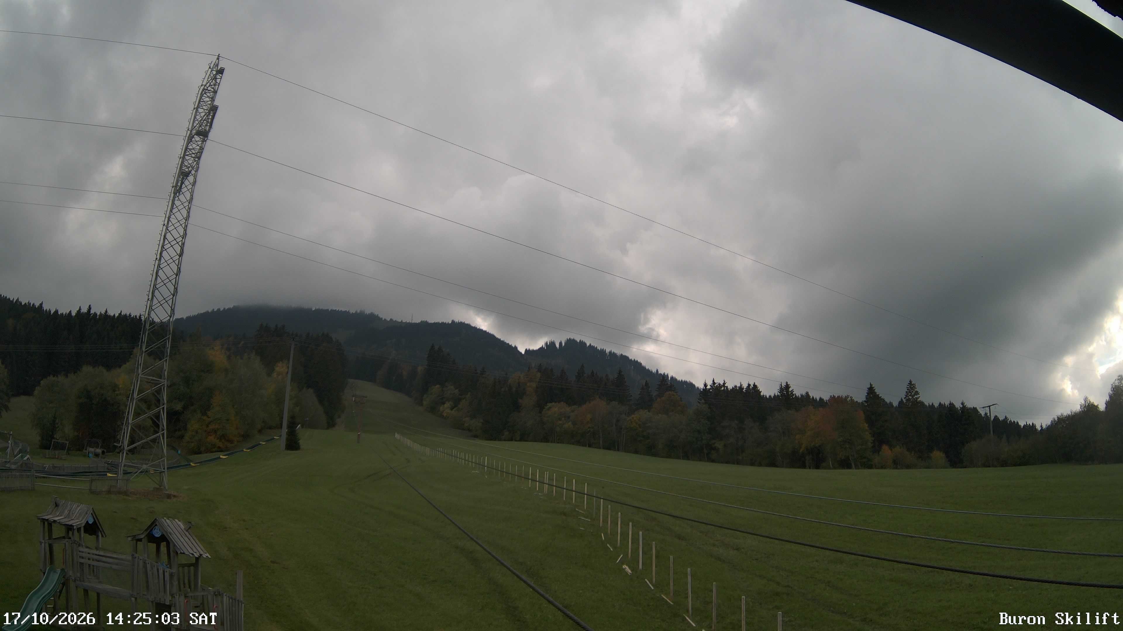 Archiv Foto Webcam Blick von der Talstation des Schlepplifts Buron auf den Lift und die Piste