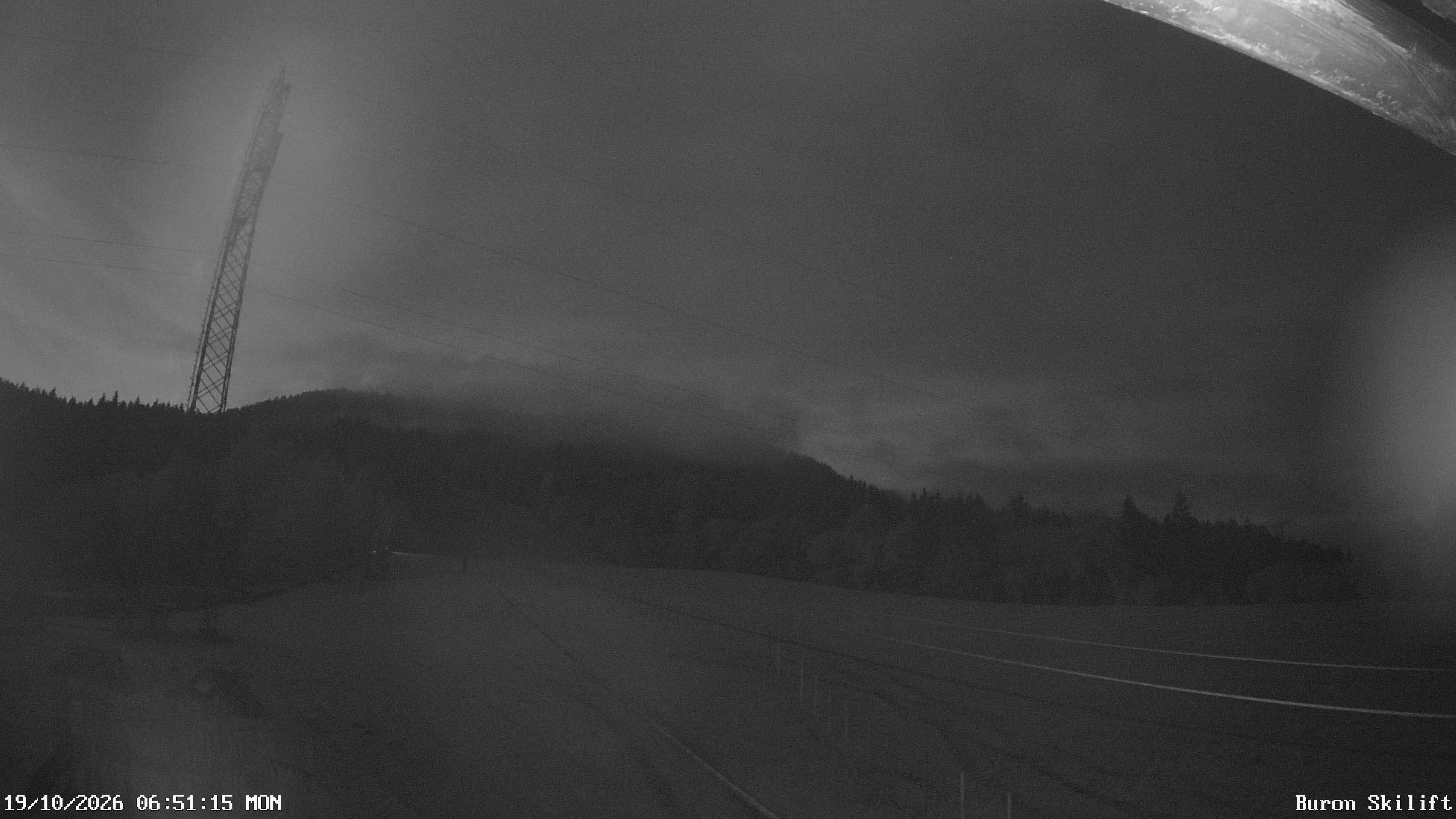 Archiv Foto Webcam Blick von der Talstation des Schlepplifts Buron auf den Lift und die Piste