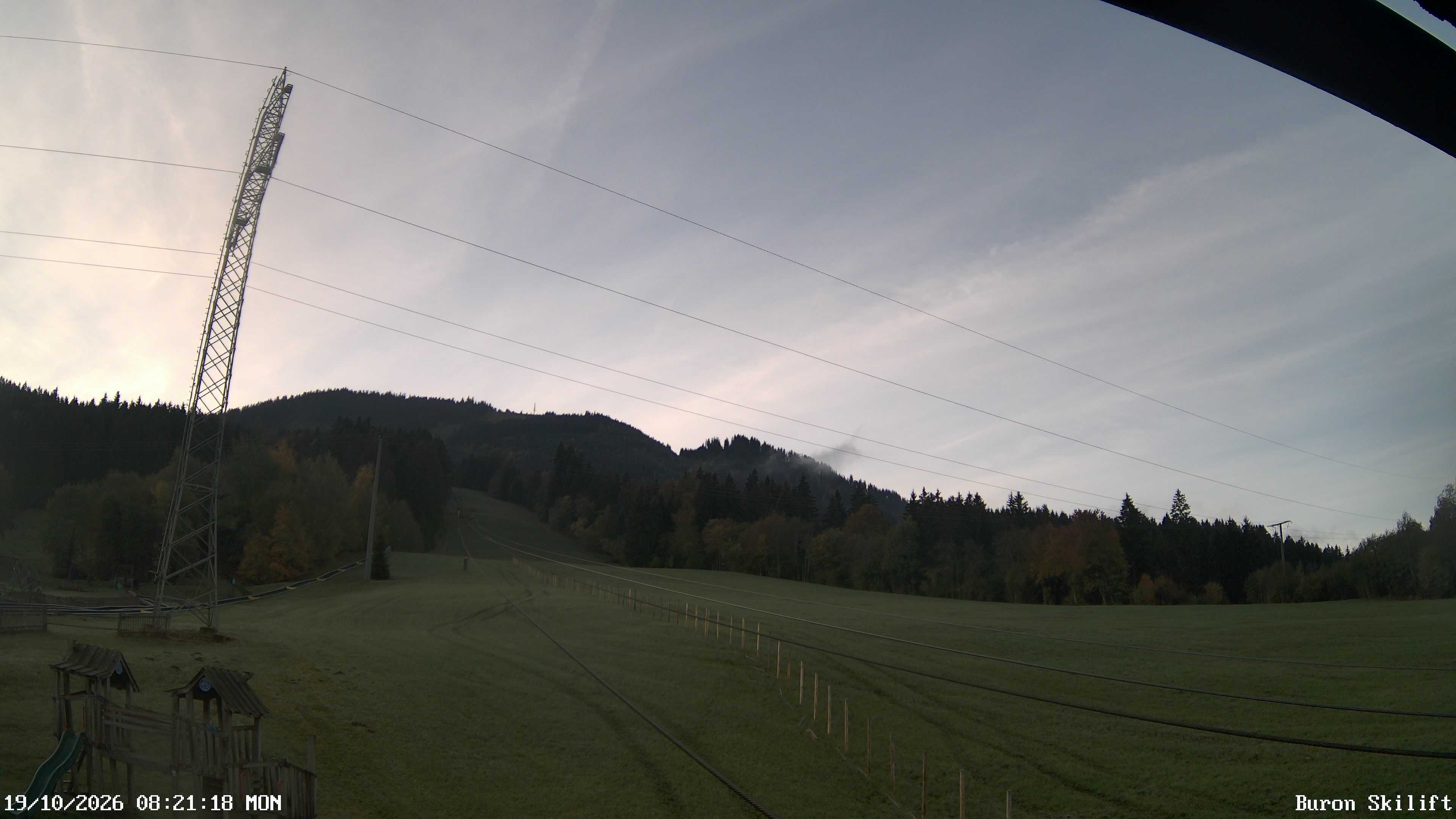 Archiv Foto Webcam Blick von der Talstation des Schlepplifts Buron auf den Lift und die Piste