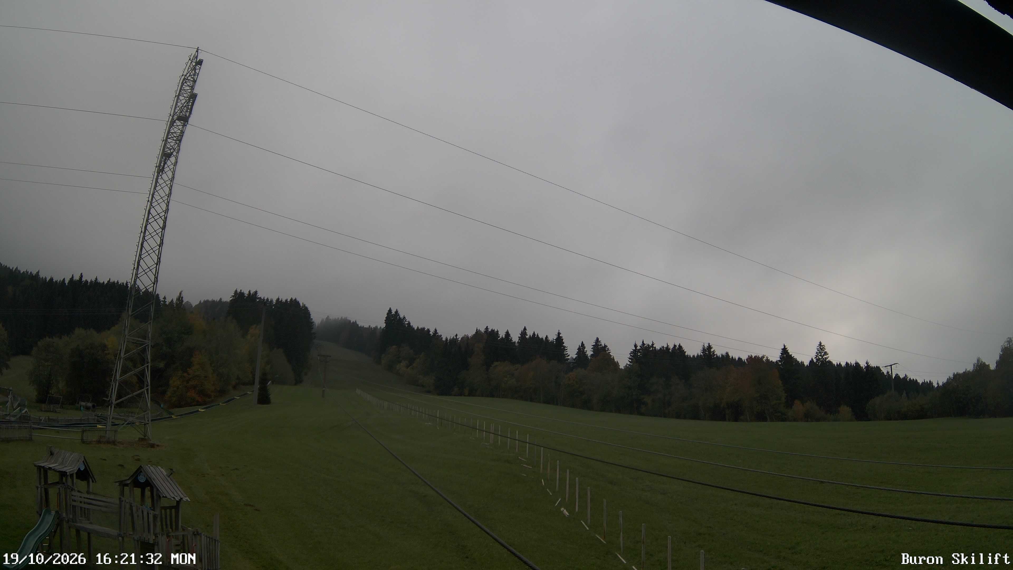 Archiv Foto Webcam Blick von der Talstation des Schlepplifts Buron auf den Lift und die Piste