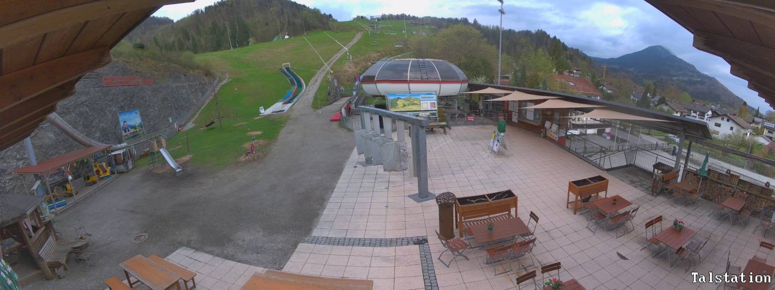 Archived image Webcam Oberaudorf Hocheck ski resort: base station