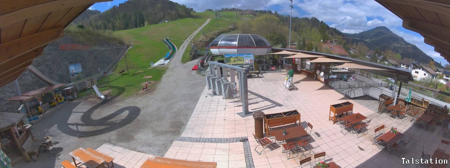 Archived image Webcam Oberaudorf Hocheck ski resort: base station