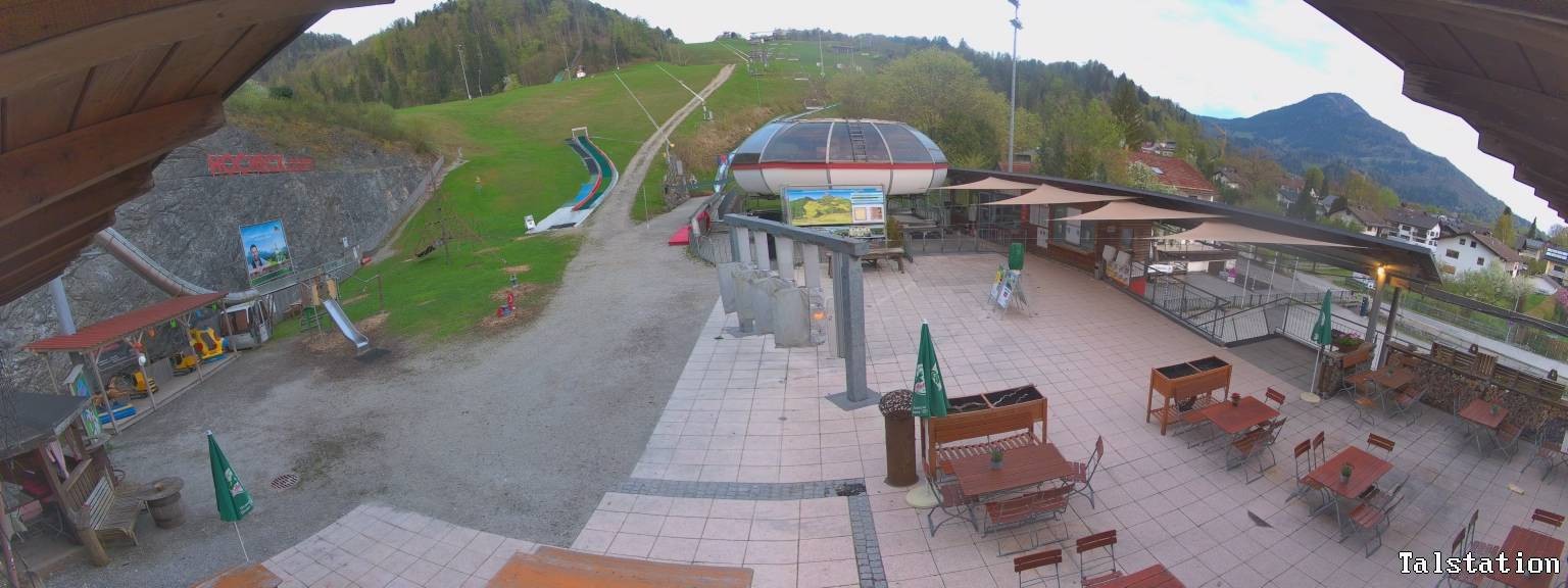 Archived image Webcam Oberaudorf Hocheck ski resort: base station