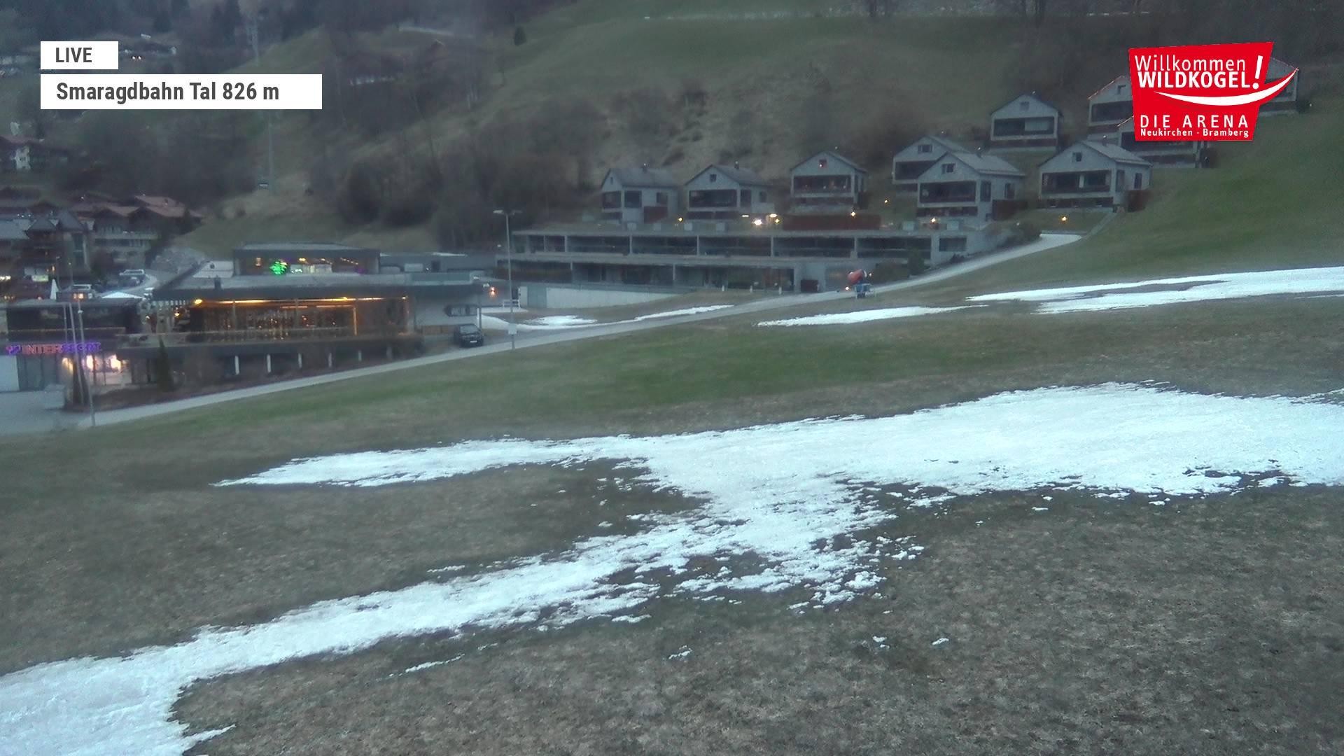 Archived image Webcam Wildkogel: Frühmesserbahn lift - mountain station