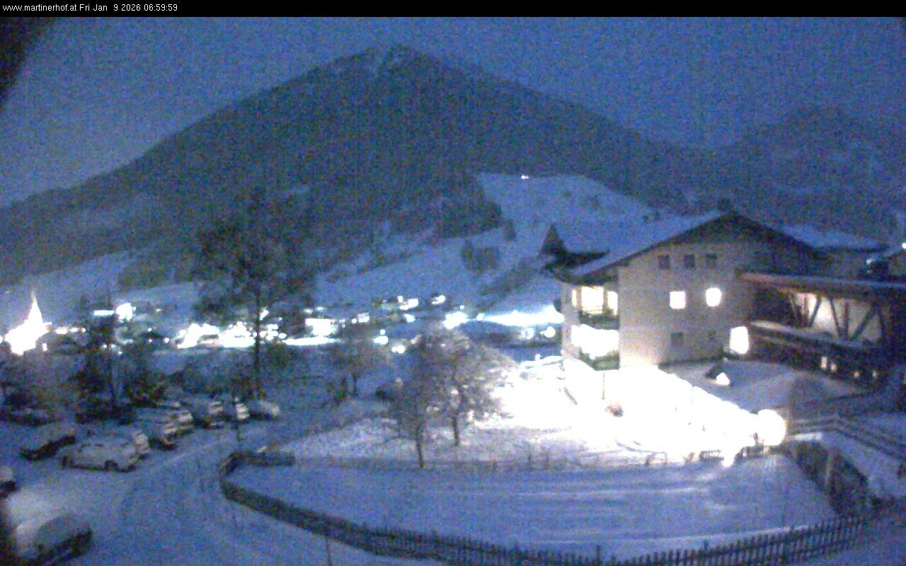 Archived image Webcam features a view of the Tennergebirge mountains