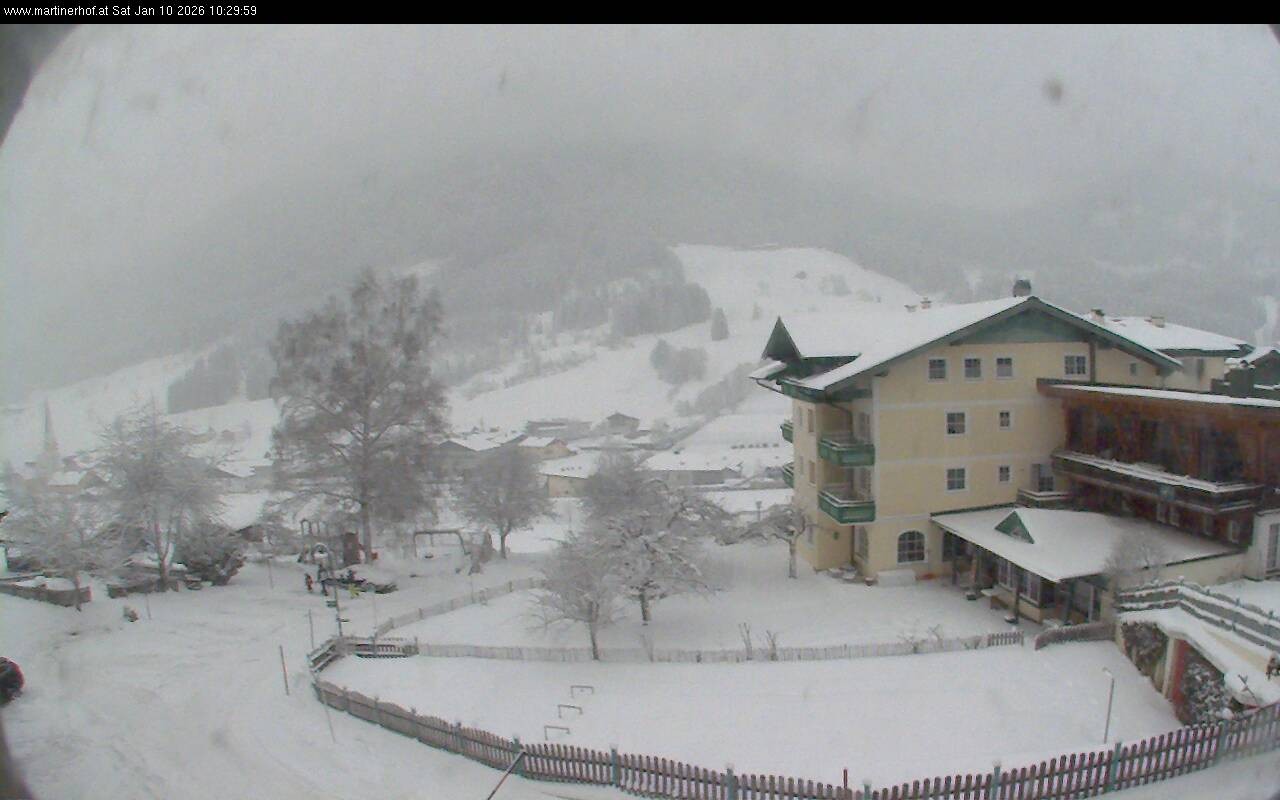 Archived image Webcam features a view of the Tennergebirge mountains