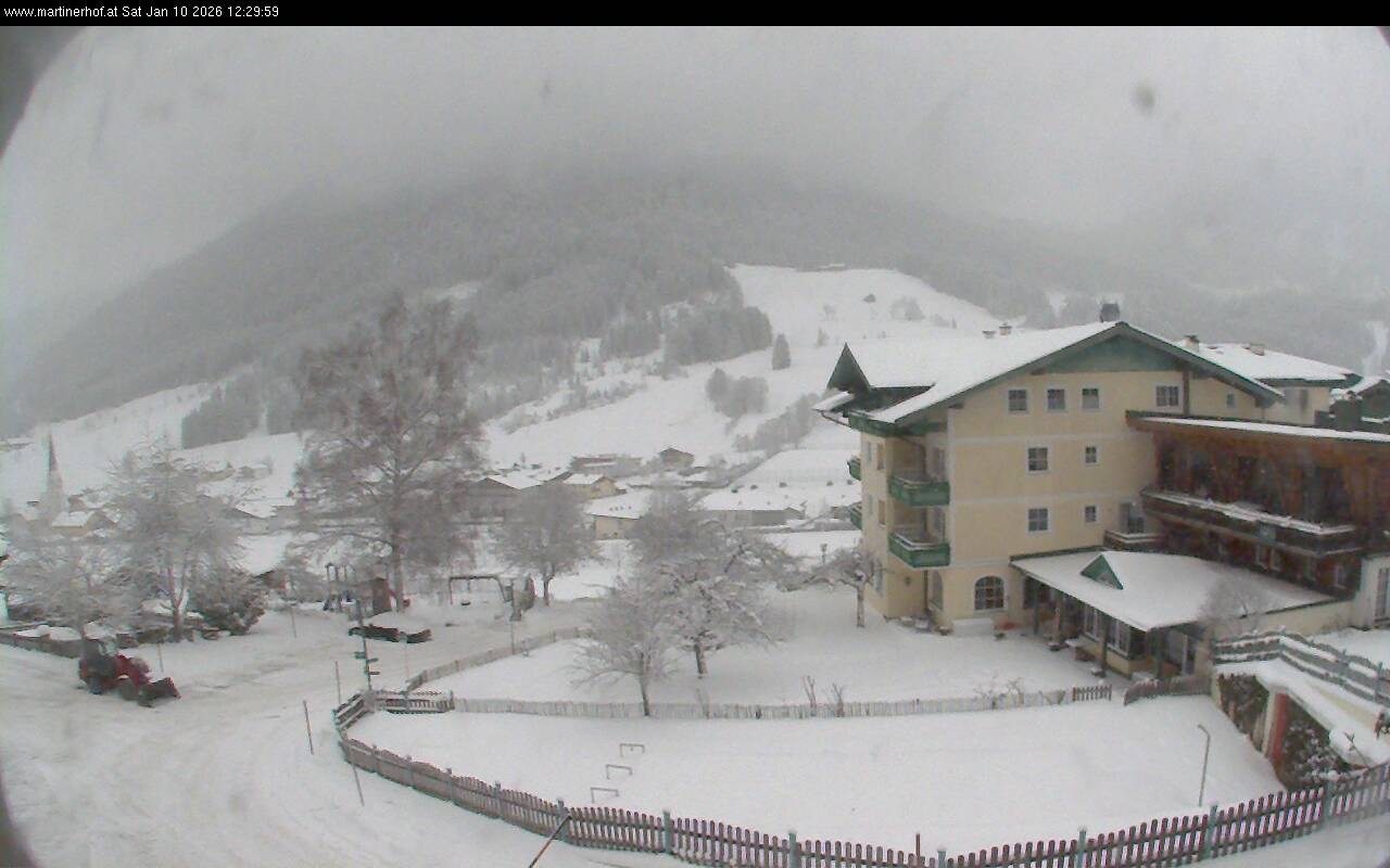 Archived image Webcam features a view of the Tennergebirge mountains