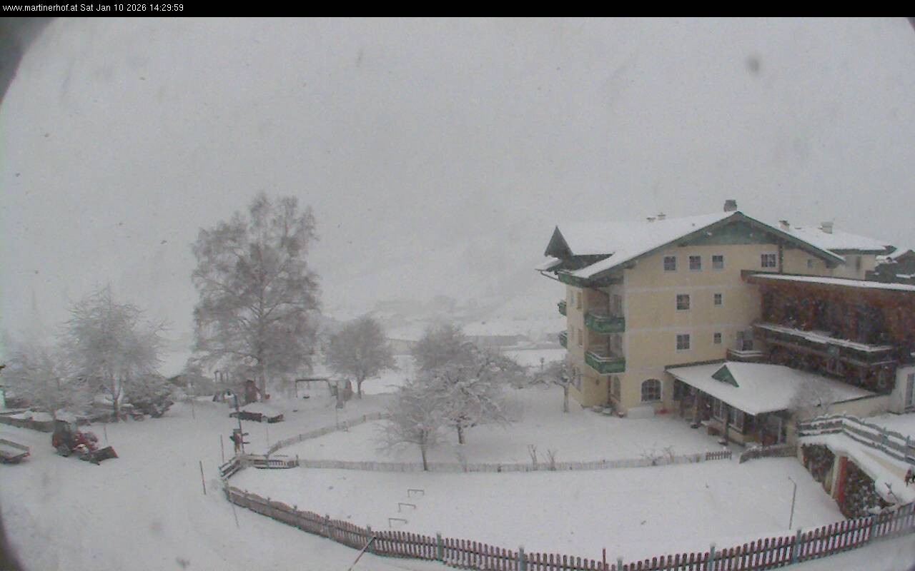 Archived image Webcam features a view of the Tennergebirge mountains