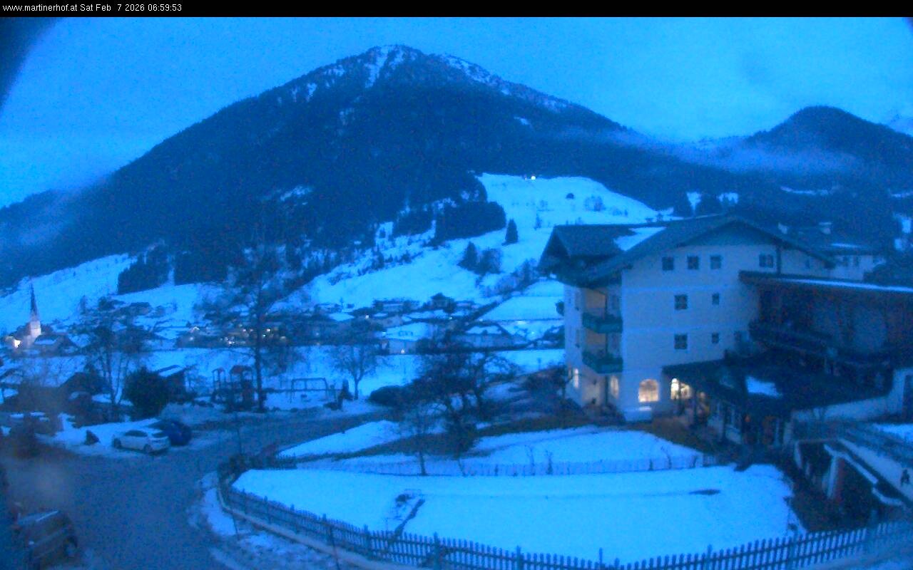 Archived image Webcam features a view of the Tennergebirge mountains