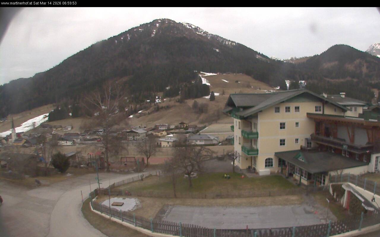 Archived image Webcam features a view of the Tennergebirge mountains