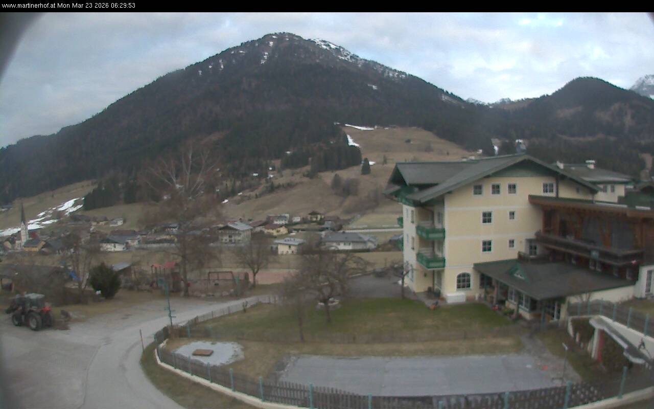 Archived image Webcam features a view of the Tennergebirge mountains