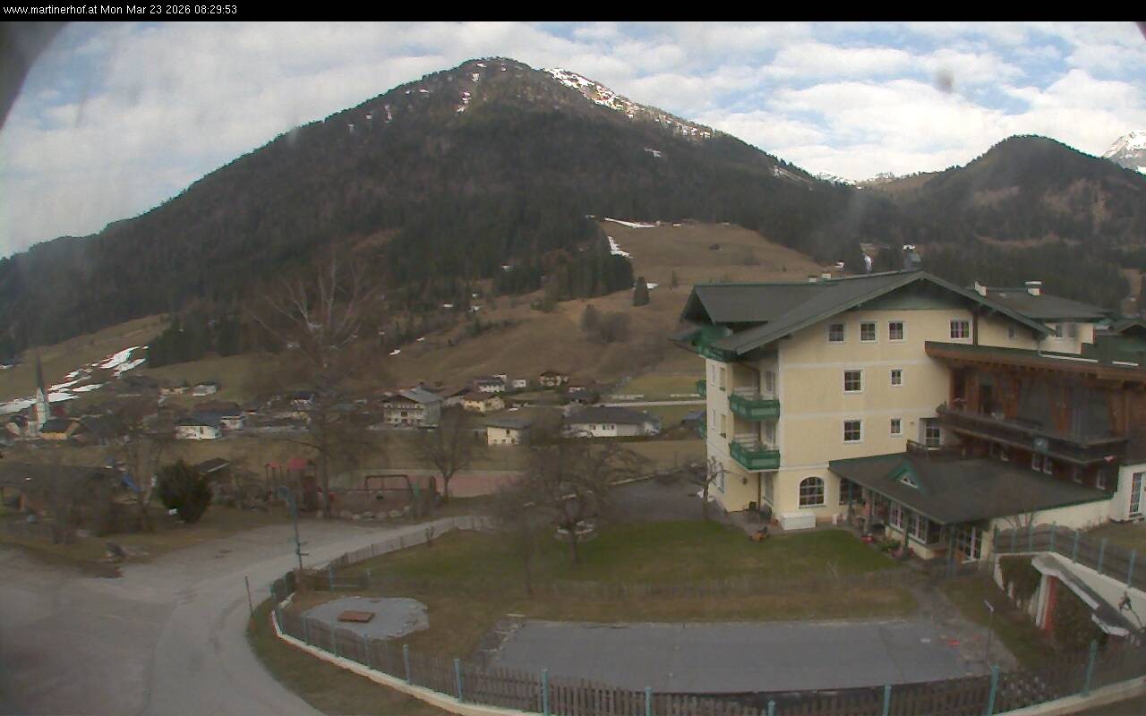 Archived image Webcam features a view of the Tennergebirge mountains