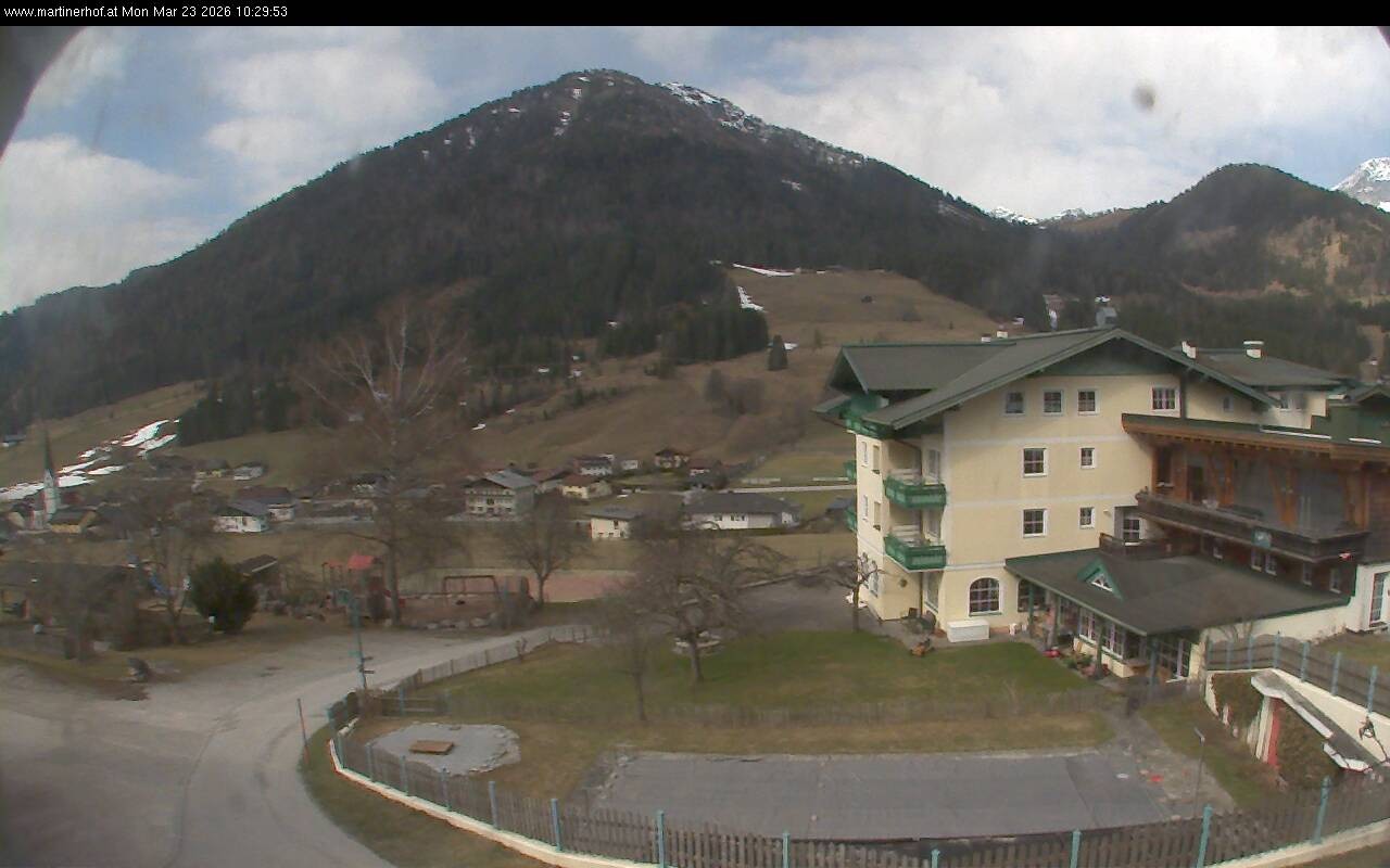 Archived image Webcam features a view of the Tennergebirge mountains