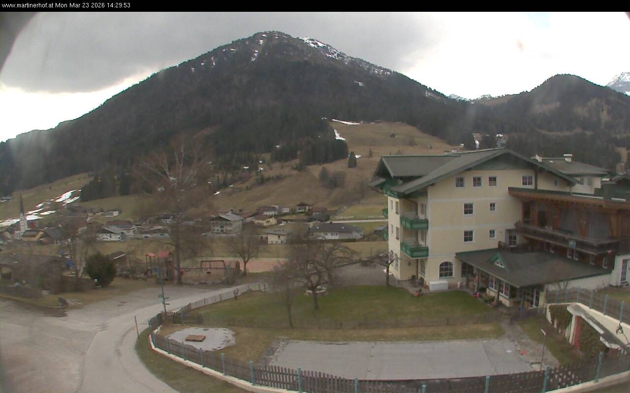 Archived image Webcam features a view of the Tennergebirge mountains