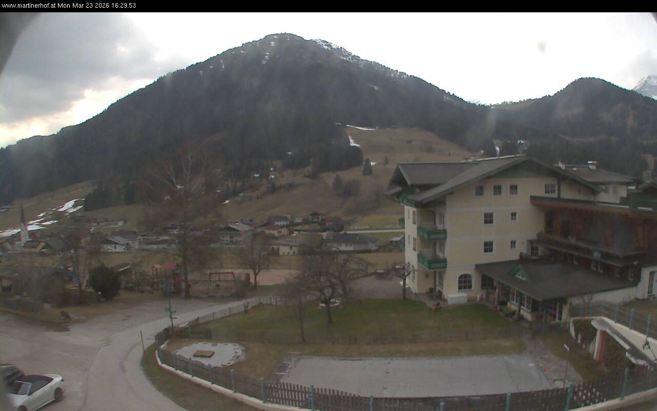 Archived image Webcam features a view of the Tennergebirge mountains