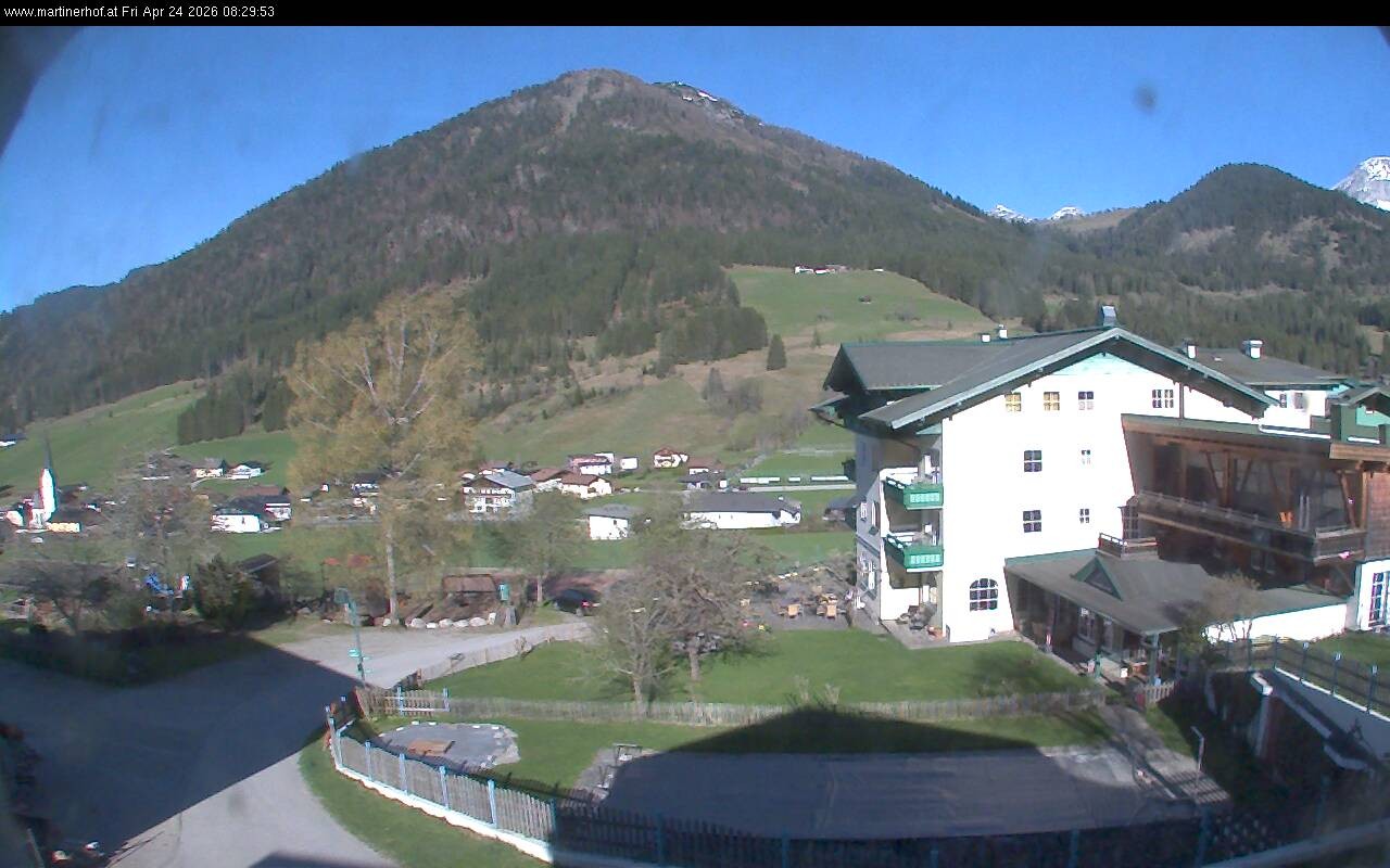 Archived image Webcam features a view of the Tennergebirge mountains