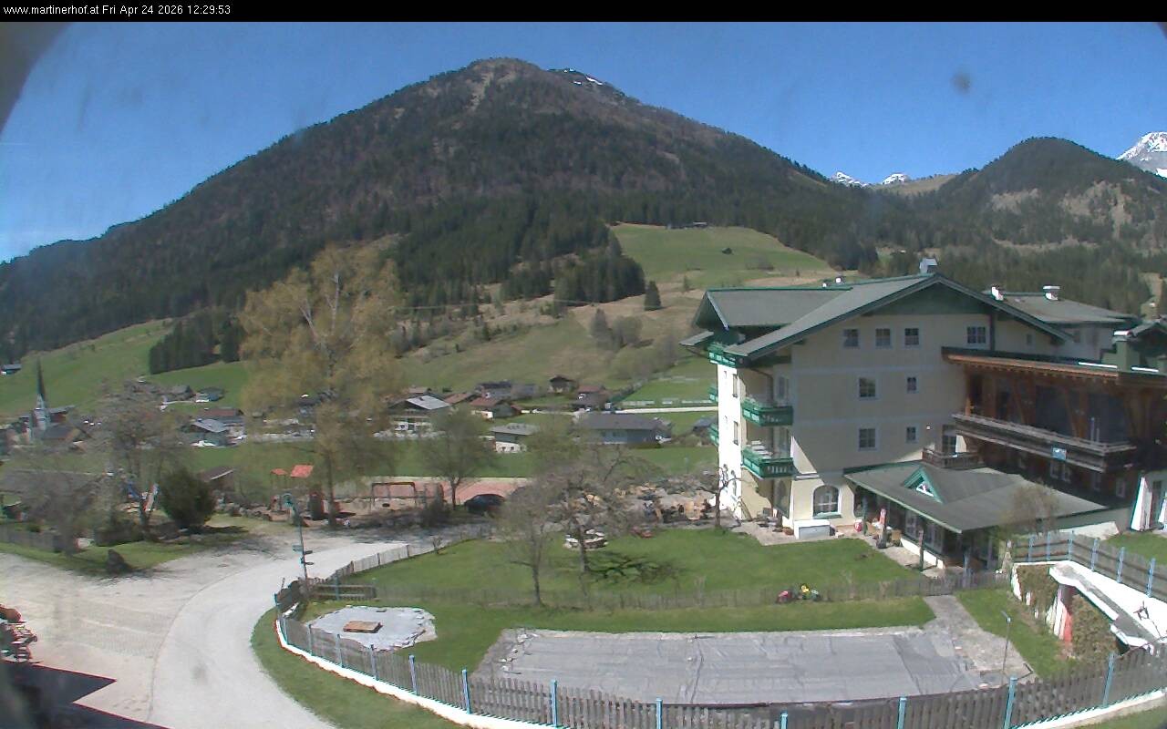 Archived image Webcam features a view of the Tennergebirge mountains