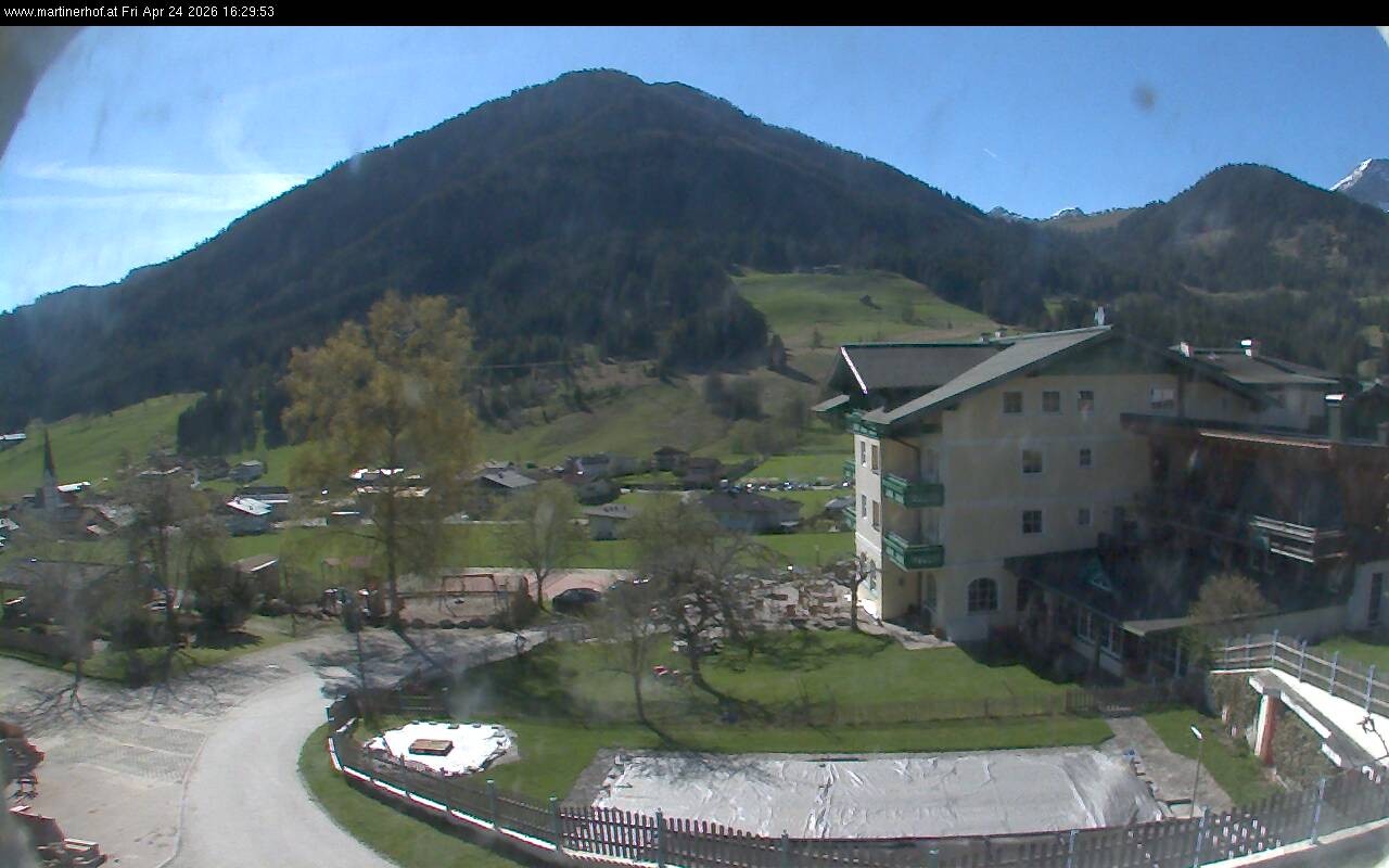 Archived image Webcam features a view of the Tennergebirge mountains