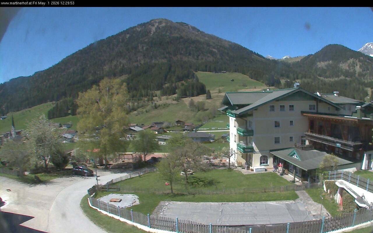 Archived image Webcam features a view of the Tennergebirge mountains