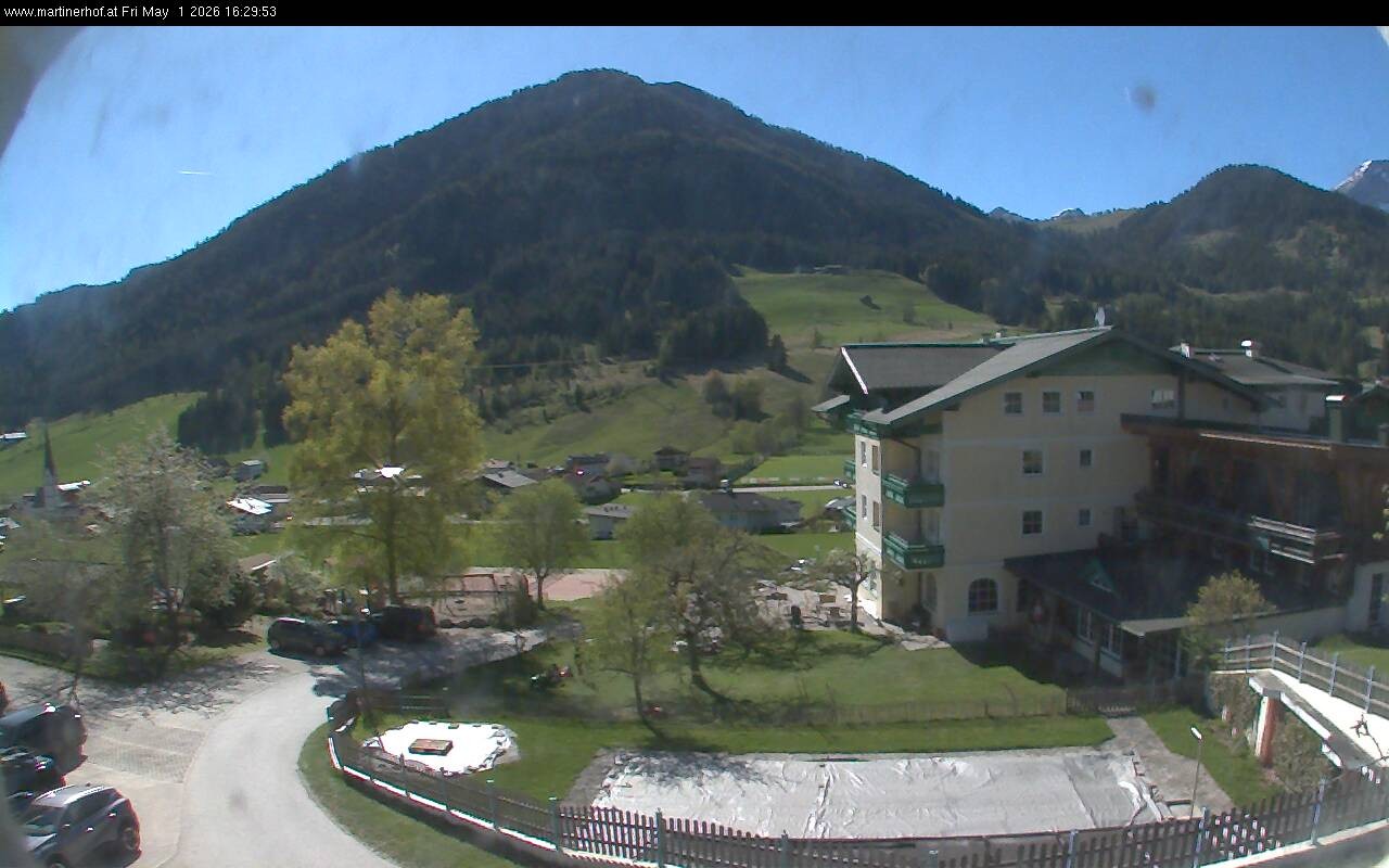 Archived image Webcam features a view of the Tennergebirge mountains