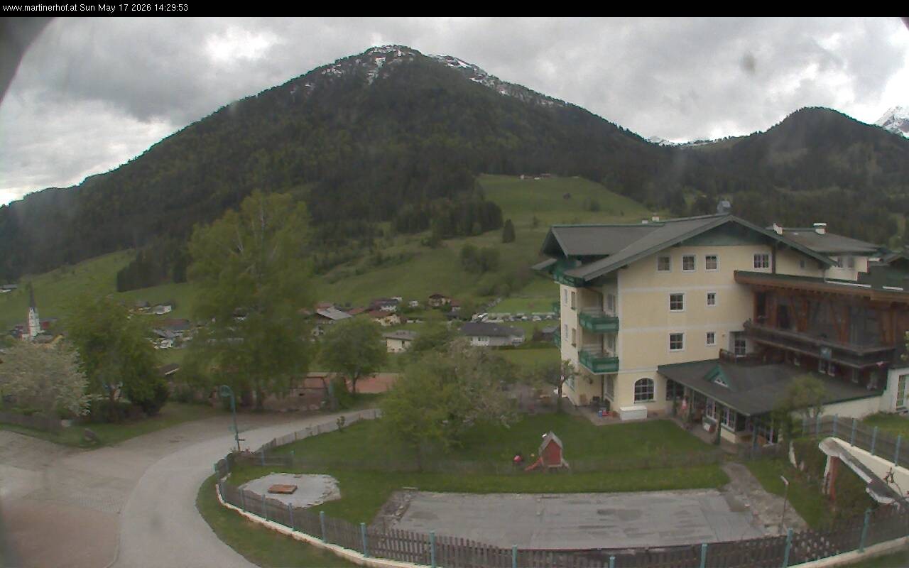 Archived image Webcam features a view of the Tennergebirge mountains