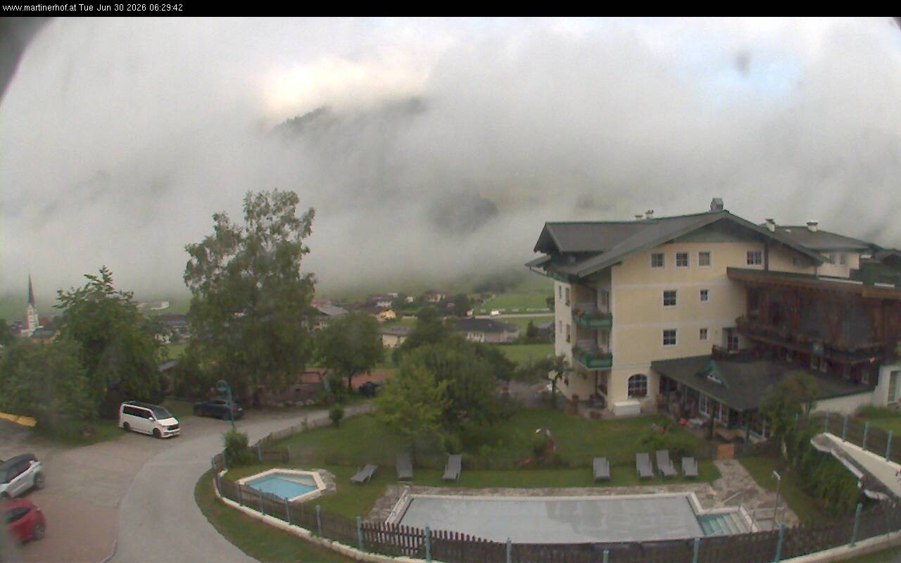 Archived image Webcam features a view of the Tennergebirge mountains
